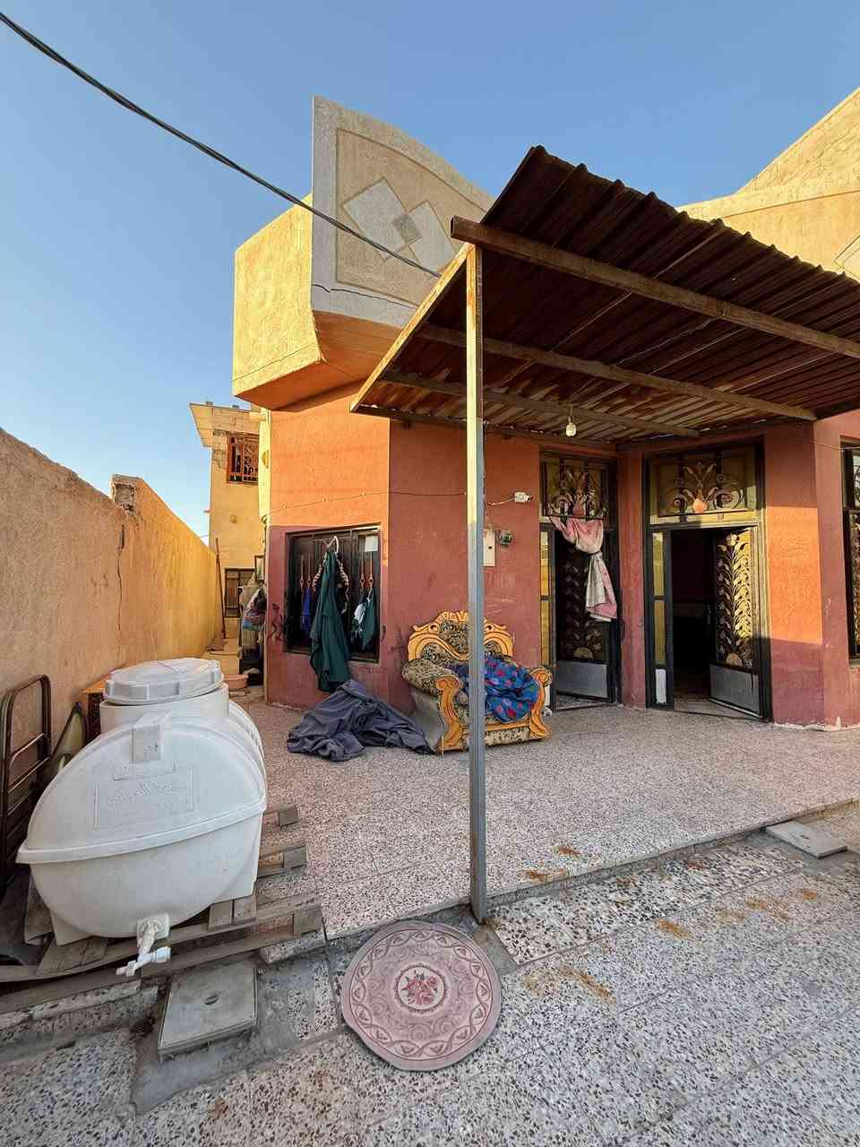 السلام عليكم ورحمة الله وبركاته 🌹
للتواصل ***********

دار سكن للبيع بسعر مناسب
مساحة 250 متر طابقين
على شارع 14 متر تبليط
منطقه سكنيه مخدومه بالكامل
جميع الخدمات متوفره

محتويات دار
طابق لأول 
كراج واسع + حديقه
دوانيه + صاله 
غرف منام 2 + مطبخ
صحيات داخليه + خارجيه

محتويات طابق ثاني هيكل
سقف سندويج
صاله واسعه + غرف منام عدد 2

العنوان ابي الخصيب طريق صحراء

نوع العقار طابو ملك صرف زراعي عراقي سند 25

سعر 83 وقابل تفاوض
للتواصل ***********
