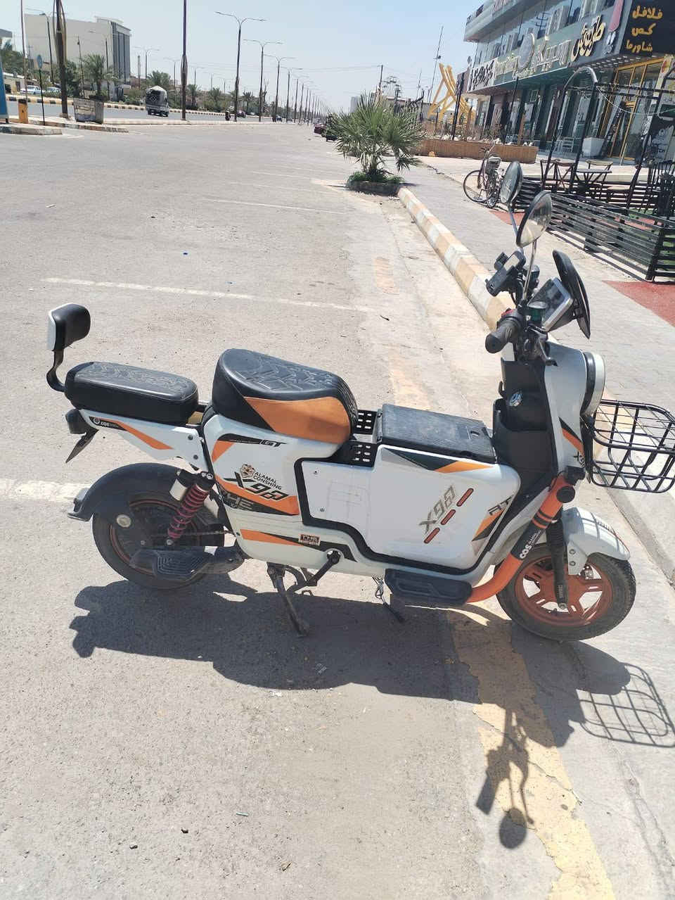 دراجة كهربائية للشحن من طراز X900.تتميز هذه الدراجة بمواصفات ملائمة للتنقل داخل المدن:البطارية: تأتي عادة مجهزة بخمس بطاريات كبيرة لشحنها واستخدامها.الإضاءة: مزودة بإضاءة LED عالية ومنخفضة، بالإضافة إلى إضاءة زينون.نظام الأمان والتحكم: تحتوي على نظام أمان مضاد للسرقة ونظام تثبيت السرعه  500 بي مجال مستخدم شهر بس
***********
