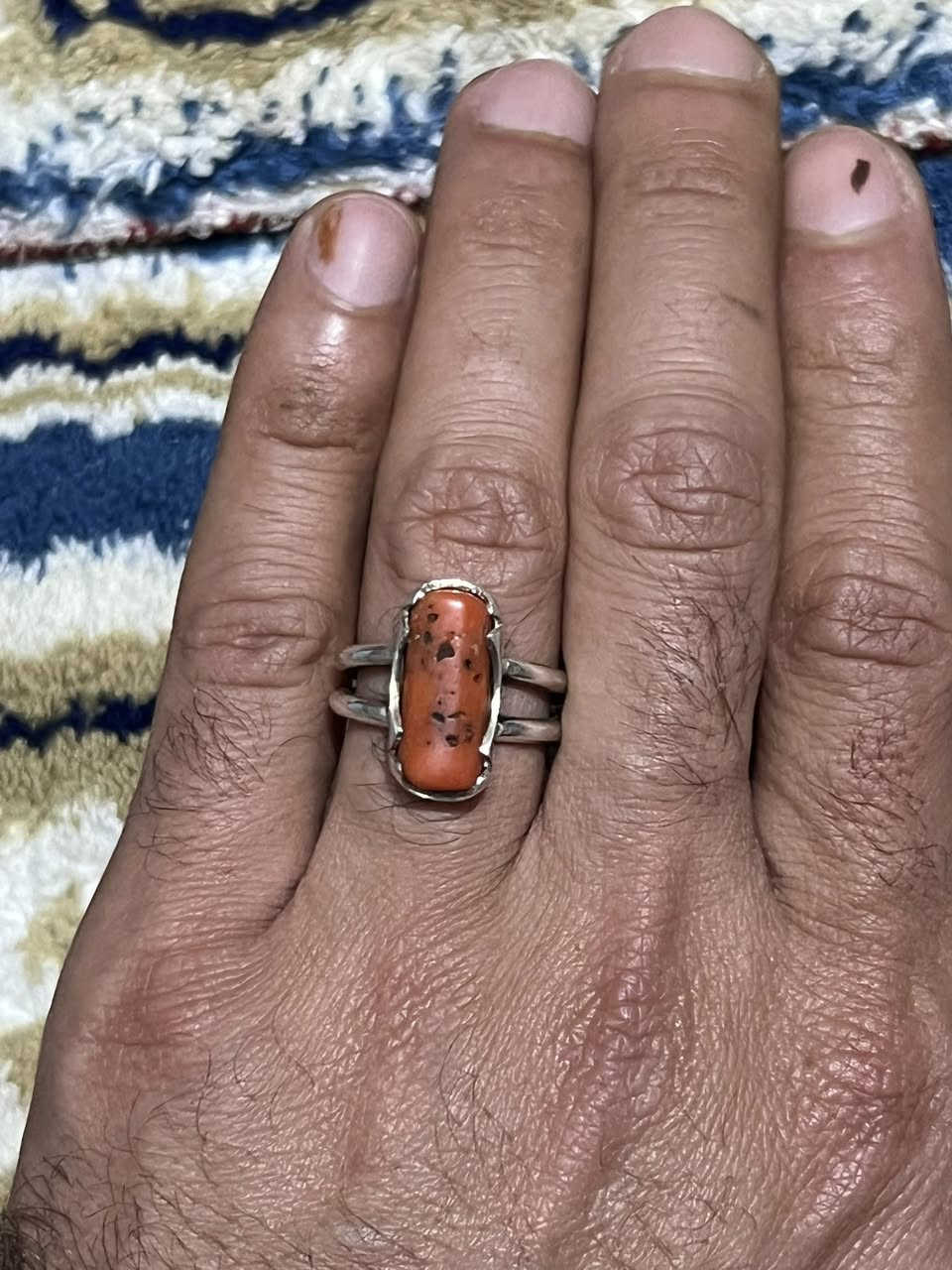 يَخْرُجُ مِنْهُمَا اللُّؤْلُؤُ وَالْمَرْجَانُ                                              خاتم متوج بحجر المرجان الأحمر التونسي 
صياغه يدويه ثقيله فن وابداع 
بغداد م الصدر ***********
