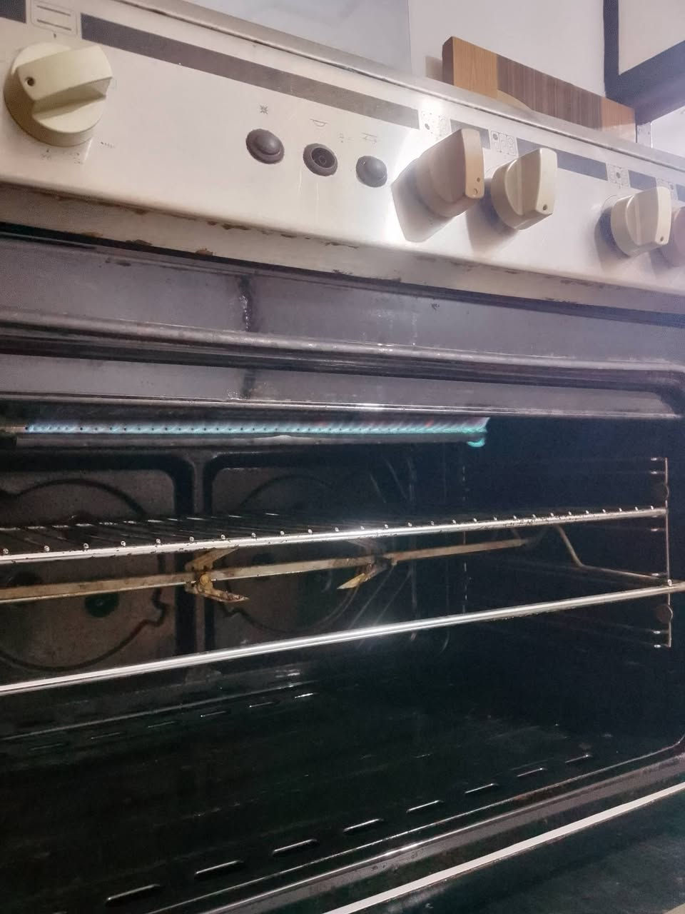 طباخ نضيف للبيع كله شغال السعر ١٦٠ وبي مجال المكان نهاية الشعله منطقة الدهله الاتصال ***********
