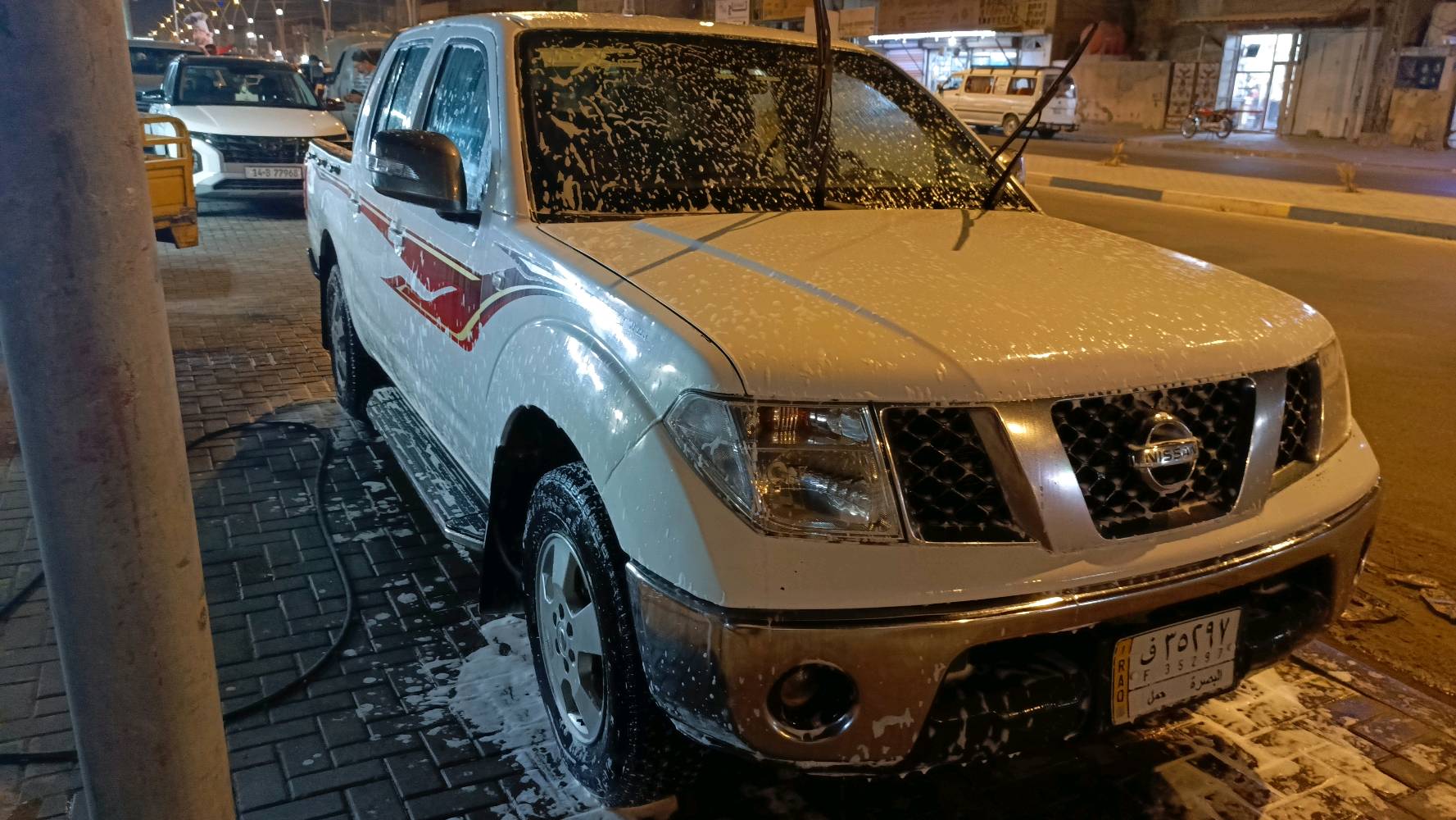 السلام عليكم بيكب نيفاره ٢٠١١ كير عادي رقم بصره محرك مفتوح لا ينقص ولا يبخر بيهه مكانين صبغ وبخشم الجاملغ الايمن الباقي مكفول حداده جديده تخم تاير جديد شادلهه منضومة غاز يعني ماكو صرف مكاني بصره أبو الخصيب كوت ثويني 