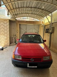 اوبل استرا استيشن 92 بيها صبغ دوائر خلفية ودوسات فقط المحرك بحالة جيدة...