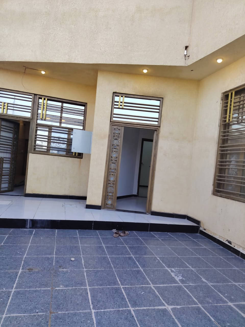 بيت للبيع  مساحه 250مترالعنوان التنومه نهر حسن مقابل مجمع تاج البصرة
***********
