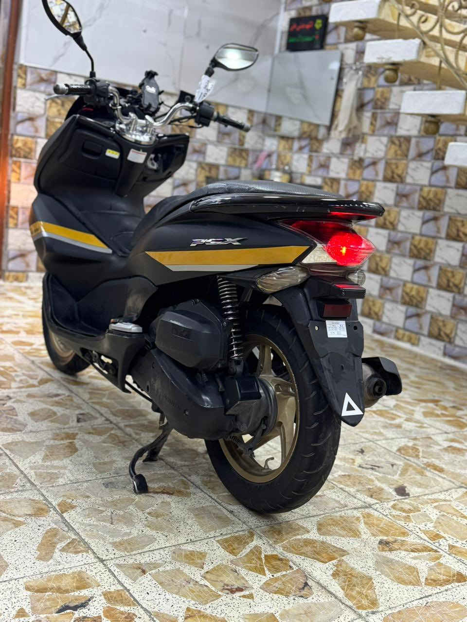 السلام عليكم للبيع دراجه pcxجيل الاول  دراجة  ماخذها رمبه الدراجه وأعلى ايدي حجم مكينه 150ياباني الاصلي دراجه جديده مال جناي وعلئ ايدي لون برستيج ويل ذهبي   
ياباني الاصلي دراجه كامله أستان كهربائي حساس ازدحام سويجات دراجه جديده الدراجه  احلا من الصور مال جناي المكان بغداد دراجة مكفوله اي نقص مابيه السعر 1350
وبيها مجال بسيط  
اي استفسار ***********
