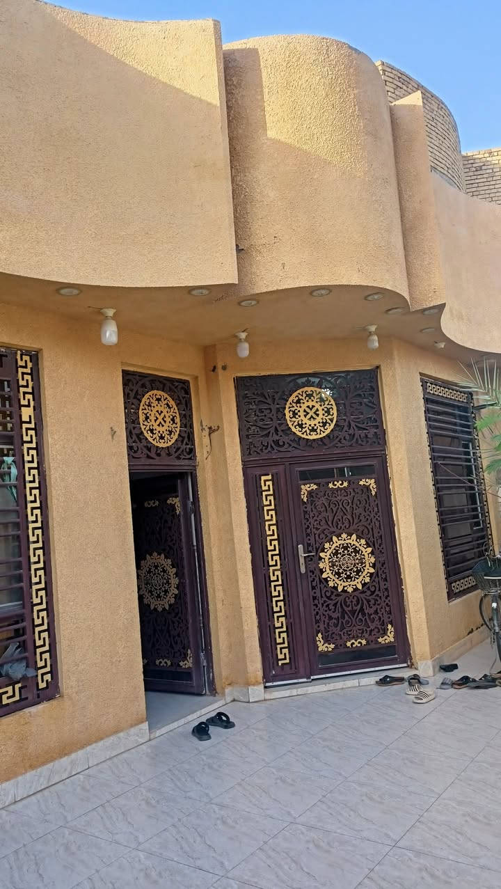 بيت لبيع مساحة 200 متر غرفتين نوم وهول واستقبال ومطبخ مجاميع صحية داخلية وخارجية الصطح شتايگر  موقعة فلاحية ع السدة الفلاحية الاستفسار الاتصال ع الرقم ***********
