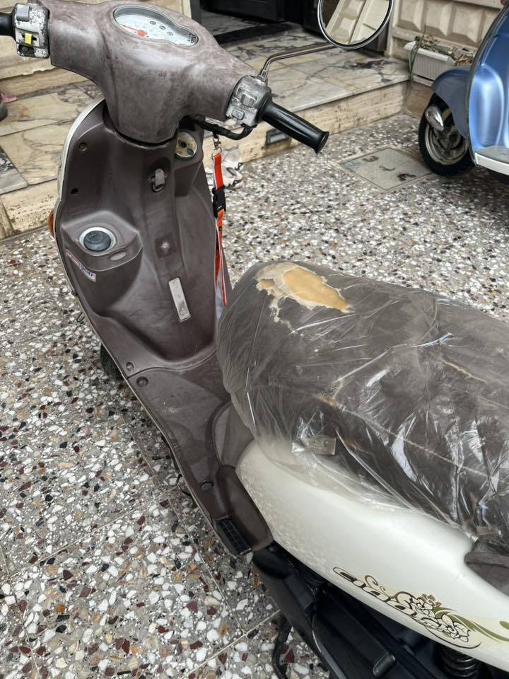 السلام عليكم
دراجه فله للبيع مكفوله كفاله عامه من كلشي بانزين محسن الدراجه نوزل السعر ٨٥٠ بيها مجال 
العنوان بغداد حي العدل الرقم ***********
