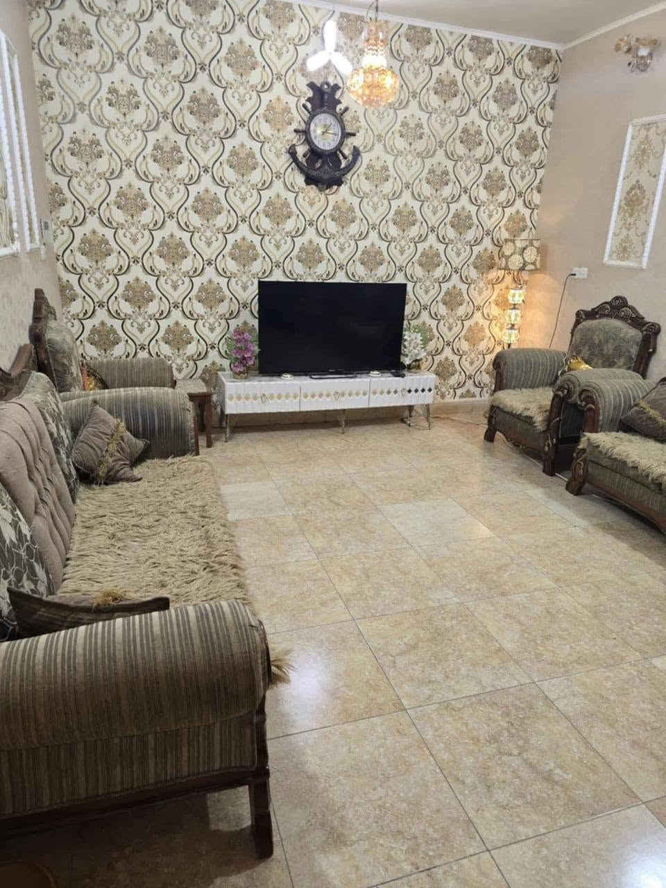 دار سكن طابو صرف في حي ( الأمير الأول )
خلف مدرسة ( سكينة بنت الحسن ) 
مساحة ٢٥٠ م - كل البيت طابوق 
 الطابقين صب كونكريت مسلح
( طابقين ) - ( ٣ غرف نوم )
(الطابق الأول  / غرفة نوم واحدة + مطبخ واستقبال وكليدور وصاله كبيره وصحيات  )
( طابق الثاني / ٢ غرف نوم + صحيات + ٢ مخازن 
+ صالة كبيرة )
( السطح أيزوكام ) - ( بناء درجة أولى )
( شارع بعرض ١٠ م ) - ماء - كهرباء - تبليط - مجاري
وتساب ***********
