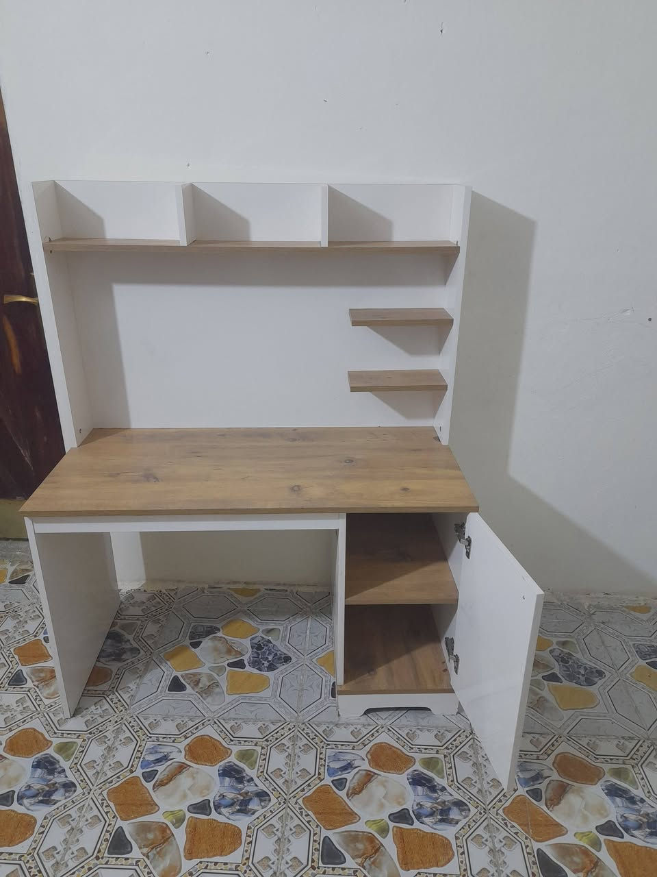 ميز للبيع سعره ٧٥  الاتصال على الرقم ***********
