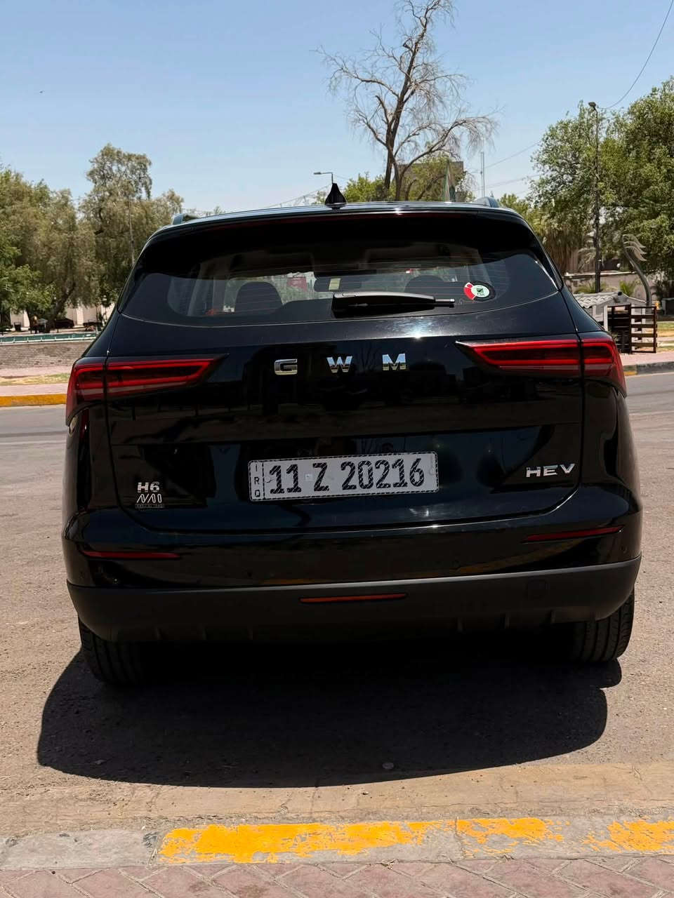 للبيع: هافال HAVAL H6 HEV موديل 2026 (هايبرد)
بحالة الوكالة (أخت الزيرو) - نظافة تامة 100%

 اللون: أسود ملكي مميز  🕶️

 المسافة المقطوعة (الماشية): 7,000 كم فقط (شبه زيرو) 🛣️

 الضمان: السيارة مشمولة بضمان الوكالة القوي (عشر سنوات وعداد كيلومترات مفتوح) 🛡️

📊 الأداء والمحرك (طاقة هجينة فائقة):

 المحرك: 1.5L تيربو هايبرد يجمع بين كفاءة الطاقة الكهربائية والأداء الأسطوري.

 القوة الإجمالية: 240 حصان (HP).

 العزم: 530 نيوتن.متر (N.M) لتسارع قوي واستجابة فورية.

 ناقل الحركة: تكنولوجيا DHT المتطورة المخصصة للهايبرد.

 الاصرفية: سيارة اقتصادية بالدرجة الأولى وبامتياز.

✨ لغة التصميم الخارجي والراحة:

 شبك أمامي جريء بتصميم عصري جديد يجسد روح الفخامة والطابع الرياضي.

 مقصورة مستقبلية واسعة تُجسّد مفهوماً جديداً للرفاهية (أعلى درجات الراحة والاتصال، جودة المواد، والتقنيات الذكية).

 فتحة سقف بانورامية واسعة.

 التحكم الصوتي الذكي: تحكّم كامل بصوتك فقط (شغّل المكيف، اضبط تدفئة المقاعد، تحكّم بالنوافذ، أو غيّر الوسائط) دون أن ترفع يدك عن المقود.

🛡️ أعلى مستويات السلامة والأمان (تقييم 5 نجوم):

 حائزة على تصنيف 5 نجوم من ANCAP للأمان والسلامة.

 مجهزة بـ 6 وسائد هوائية (إيرباج) لحماية شاملة للمقصورة.

 تقنيات أمان ذكية متطورة لمراقبة ظروف الطريق والاستجابة لها بشكل نشط، مما يعزز وعي السائق والتحكم التام بالسيارة.

السعر المطلوب: 32,000,000 دينار بيها مجال

***********
مكاني الاعظمية
