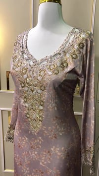 الطول ١٤٢ • صدر شبرين وكف • ملابس