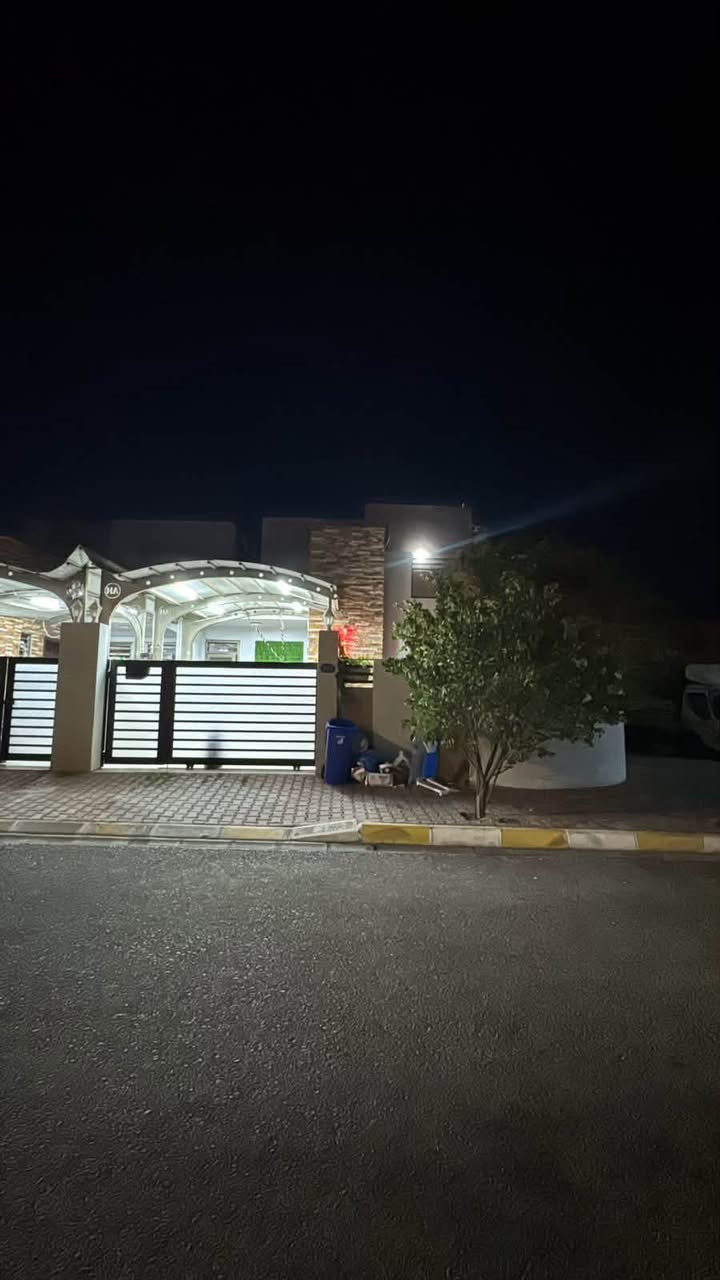 سلام عليكم
دارين للبيع / واحد منهم ركن والثاني بصفه متجاور 

مجمع مدينتي / حي الجامعه قريب من بوابه المجمع مقابل حديقه 

تفاصيل البيتين / طابقين 
3 غرف نوم 
هول داخلي 
صاله للضيوف مع صحيات خاص بالضيوف
مطبغ 
ملاحظه البيتين بيها تغيرات كامل من الداخل ديكورات وسقوف مغربيه 
للتواصل / ***********
***********
الدارين ممعروضه يم اي مكتب بيع شخصي
