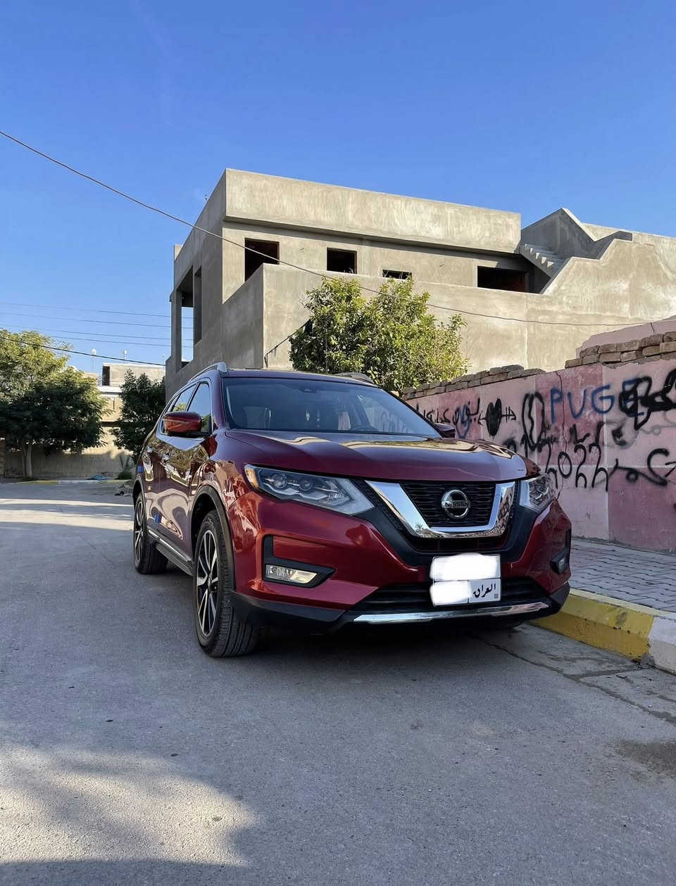 SL ‎نيسان روج 2018 مواصفات فول 
بانوراما ويل 19 كامرات مُحيطية 4 صندوق كهرباء 
مقاعد جلد شاشة نُقاط عمياء تدفئة مقاعد وستيرن 
وضعية ايكو و سبورت رادار امامي 
رقم جديد سنوية جديدة لحد 2030
ماشية 62 ميل 
حادثها البنيد وشوية من الجاملغ 
سعرها 170 مع المجال 
المكان ديالىٰ خانقين رقم سليمانية 
رقم للتواصل:***********
