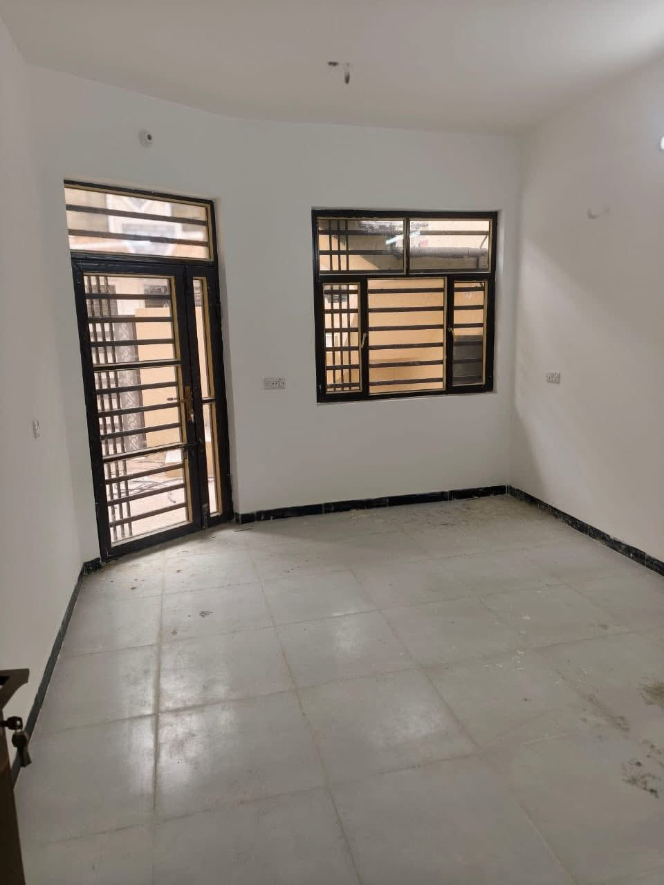 السلام عليكم بيت للإيجار مساحة ١٥٠م طابقين كل طابق وحد مفصول نظام شقتين كل طابق غرفتين ومطبخ واستقبال مع خدمات منطقة طي نزال صالح مصطفى قريب ع الشارع للاستفسار الاتصال ع الرقم ***********
