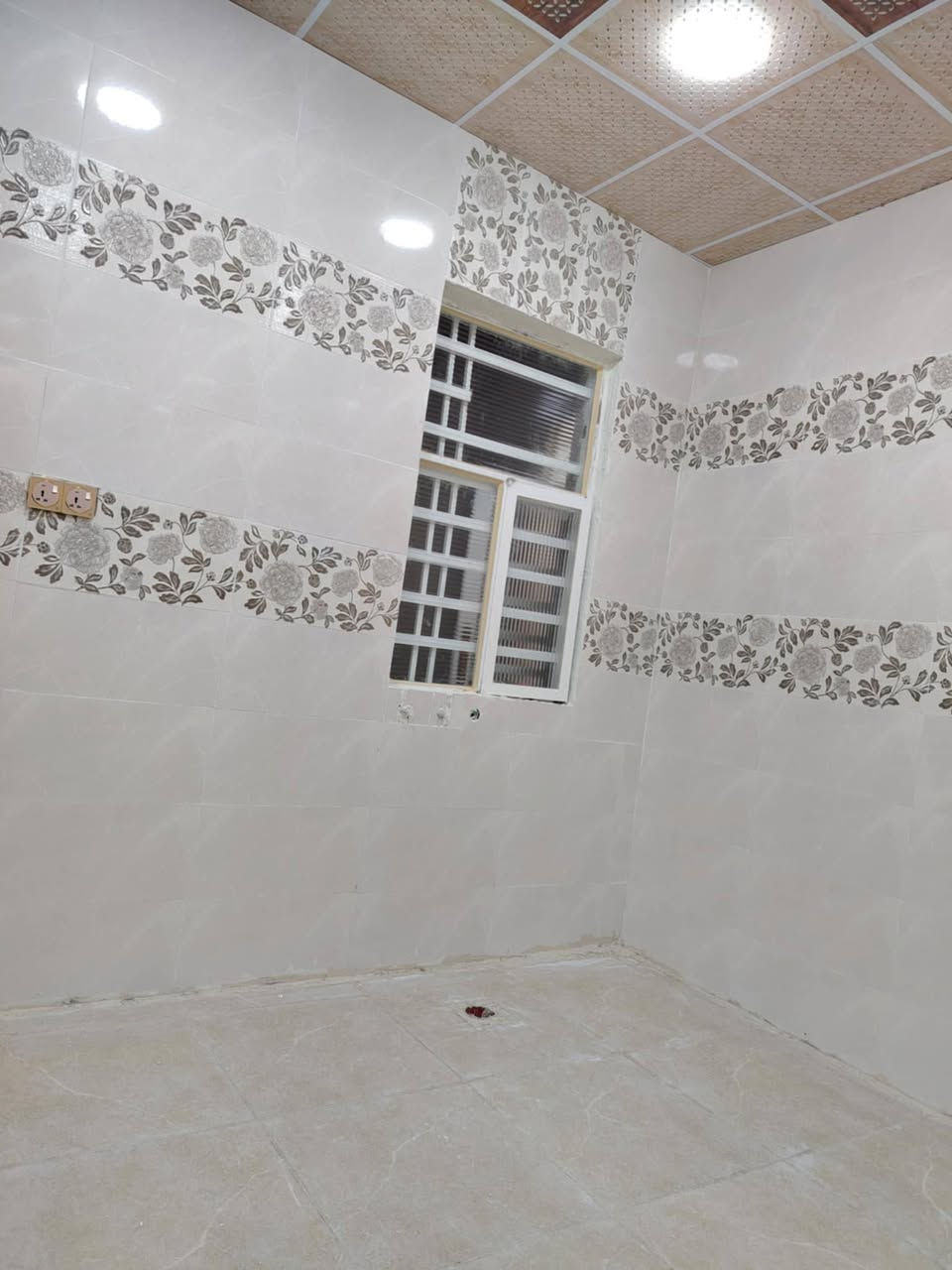 للبيع بيت مساحه ١٠٠ متر طابو زراعي مجمع الجوادين السكني منطقه سيد حبوب وكل الخدمات متوفره سند ٢٥ ومداور سهم بطابو شغل درجه اولى اساس كونكريت مكون من غرفه وصاله ومطبخ وصحيات وبراني ومناور وصحيات خارجيه وداخليه سقوف ثانويه اناره ليليه كهرباء ماي شوارع مرتبه ضوئي *********** كامل المواصفات جاهز للسكن شغل جديد السعر ٢٨ مليون وبيه مجال للشراي ارضيه بورسلين سيراميك كامل
