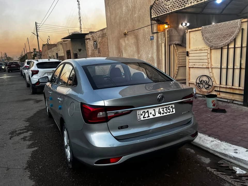 السلام عليكم 
سيارة MG5 موديل 24 رقم سليمانية تحويل مباشر بيها ضربة بسيطة من وره ممصلحه وتجي عالبارد موضحة بالصوره سيارة ماشية 60 الف قابله للزيادة مواصفات نص فول السعر 95 وبيها مجال بسيط مكاني بغداد الدورة السياره خير من الله تبريد ثلج برنامج بانزين عادي بيها يعني فول بانزين عادي  واطلع وين متريد 
*********** 
موجود واتس اب او تحب راسلني عالماسنجر
