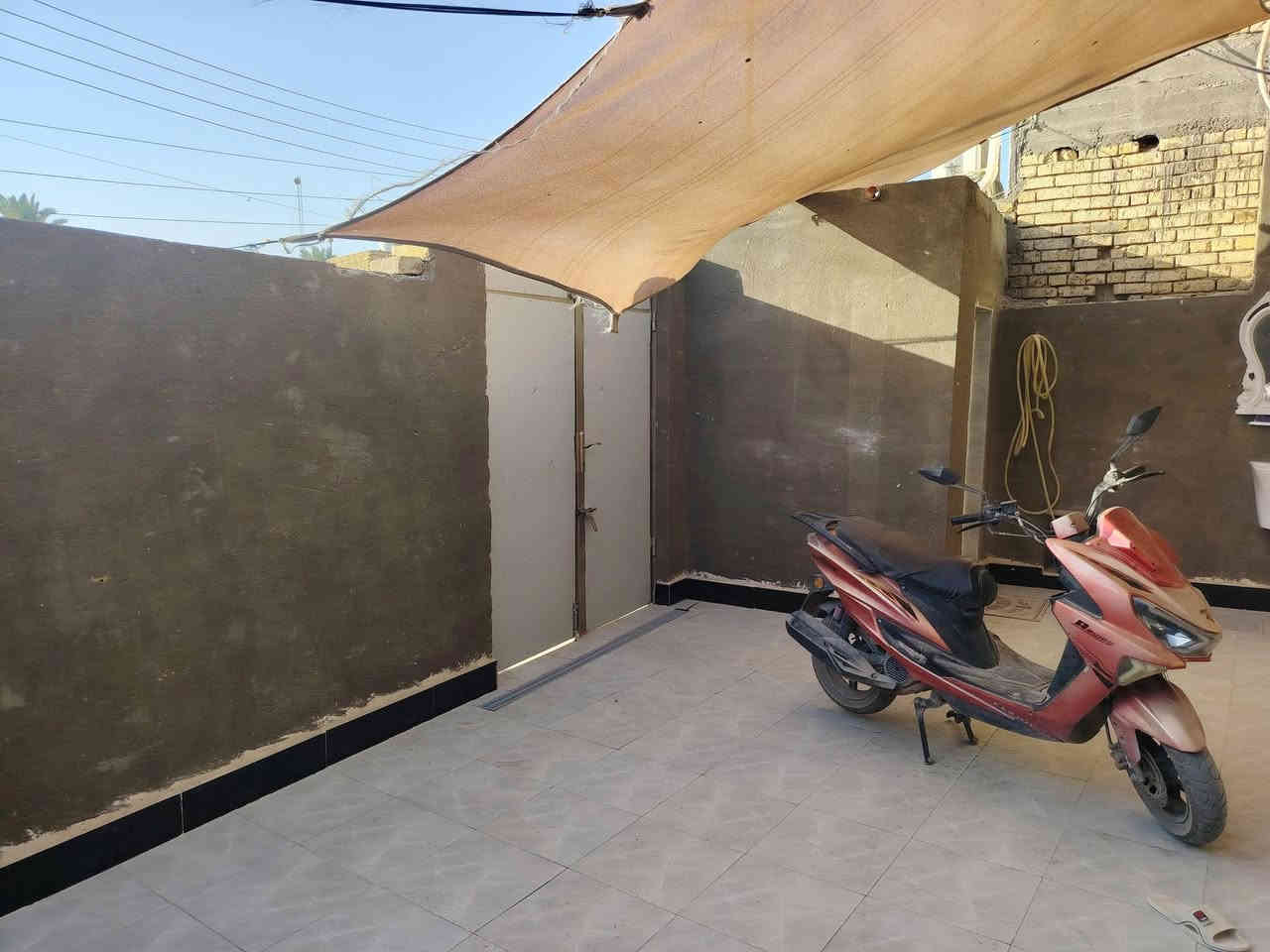 بيت زراعي للبيع ركن بيع او مراوس
المساحة ١٤٥  على شارعين
بي غرفتين وصالة ومطبخ و دوانية وصحيات ٢ ومخزن
البناء طابوك وصب بس الفوك فرمستون
خدمات كاملة ماء مجاري كهرباء جديدة وسحب
العنوان مستشفى التركي شارع صيدلية سما نهايت الشارع 
الشراي يخابرني ***********
