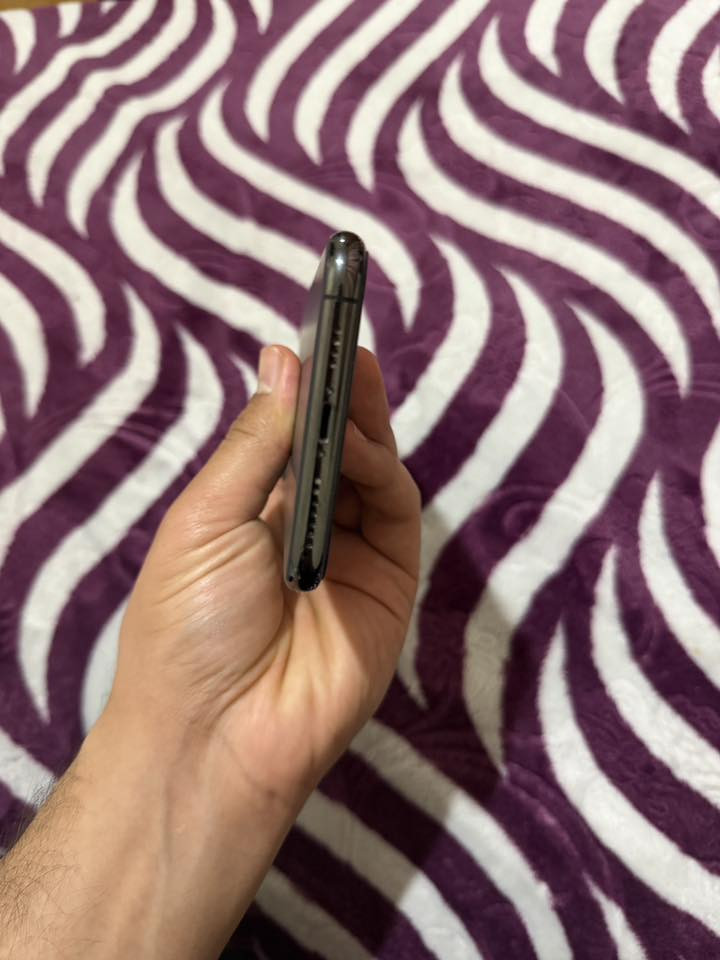 ايفون 11 برو ماكس
استخدام شخصي نضافة 100‎%‎ 
ذاكرة 256 
بطارية فقط مبدلة قبل اسبوع 100 
السعر 300 الف واتساب ***********
