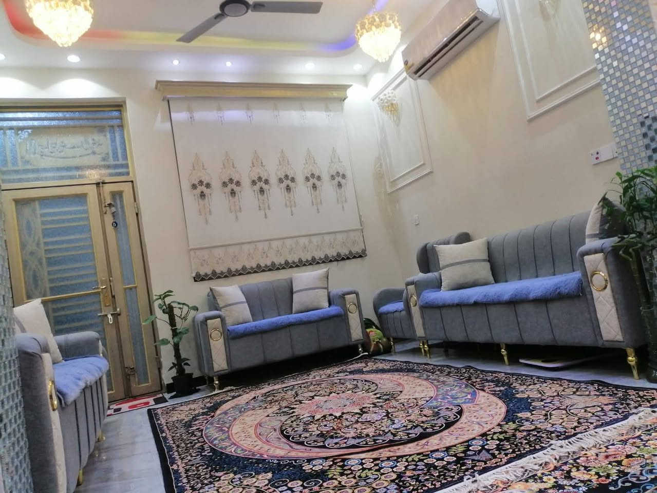 سلام عليكم بيت جديد مساحه 109 متر ثلاث طوابق خمس غرف نوم بناء درجه اولى وحديث مكانه خلف مول الحارث ع صوب گراج الأحياء كهرباء طوارئ مستمره سعر 370 صار سنه ونص كمل بناء *********** /***********
