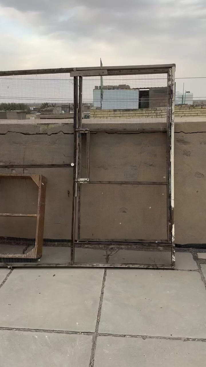 السلام عليكم  للبيع واجهية خشب العرض ٤امتار ارتفاع متر و٨٠ نضيفة كلش سيم نضيف جدا السعر قيم واخذ 

الرفوف بيعتهن واحد قيم واخذهن 

رقم ***********
