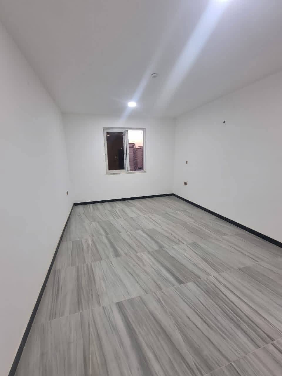 شقه للبيع في مجمع ايادي الكاظميه 
بسعر مناسب جدا ومن المالك وبدون دلاليه
مساحه ١٤٥ متر 
غرفتين نوم أحدهما ماستر 
حمامين 
مطبخ 
بلكونه 
صاله كبيره 
شقه جديده غير مسكونه من قبل  
البيع كاش من غير أقساط 
المجمع جاهز من كل الخدمات والمدارس والروضه والسوبرماركت 
الشقه اطلاله مميزه جدا على الحدائق 
للاستفسار *********** بغداد, العراق
