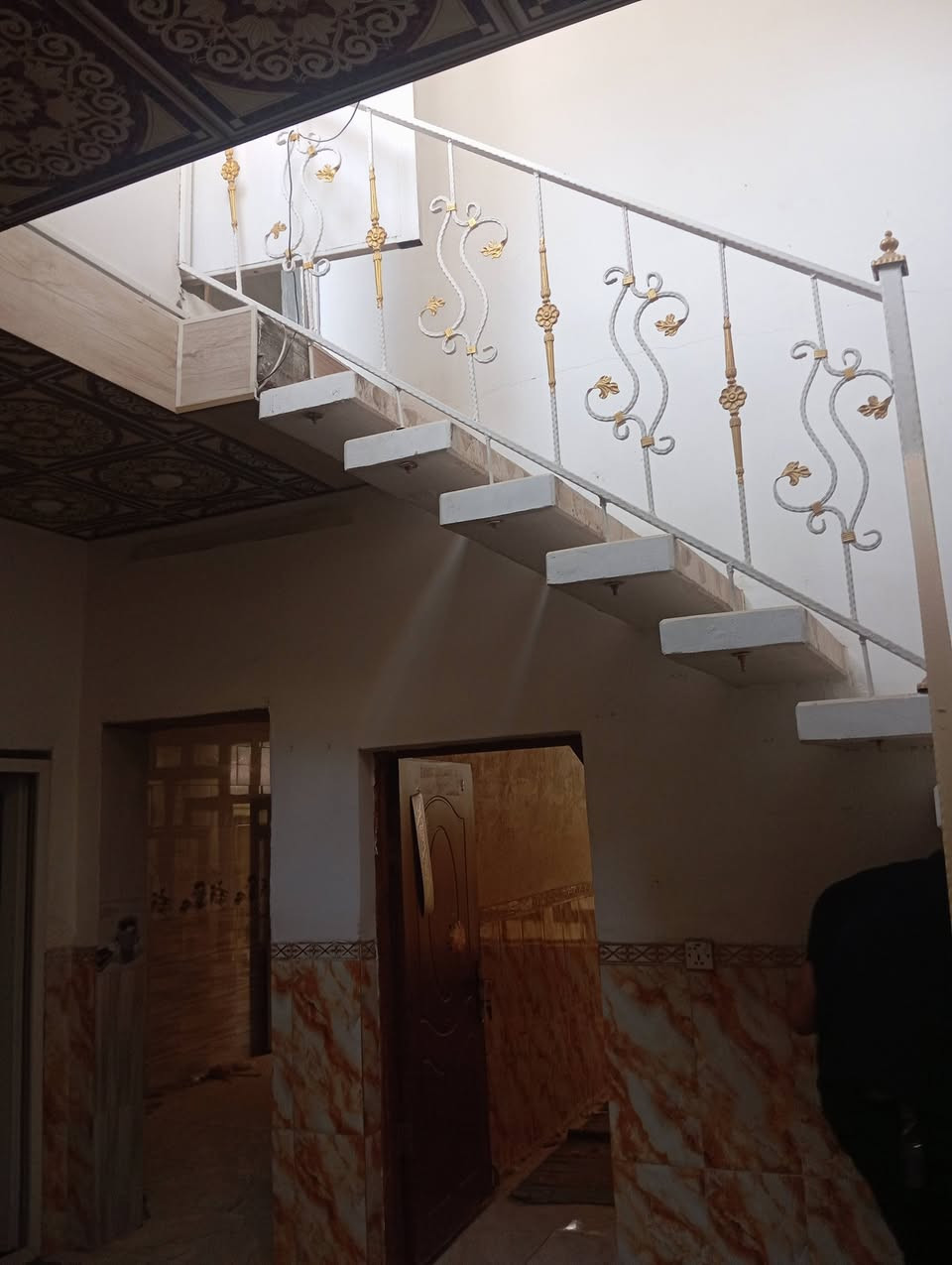 دلر للبيع مساحه 120م الدلر جاهو فول صب. بناء طابوك طابقين غرفتين وصاله وستقبال وصهيات  داخليه و خارجيه شارع المطار القديم بالفرع التبليط يبعد عن شارع للعام 50م السعر 58وبي مجال للشراي الاستفار على الرقم ***********
