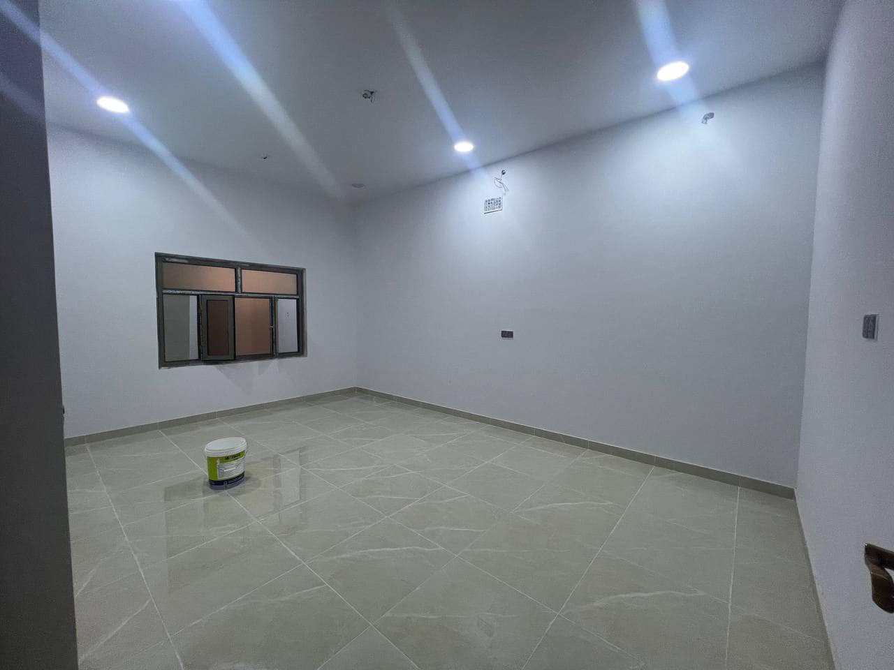 شقة للأيجار 
العنوان 
حي الموظفين خلف ياسين خريبط  
مقابل العابر او بيوت البلدية 
للأستفسار 
***********
