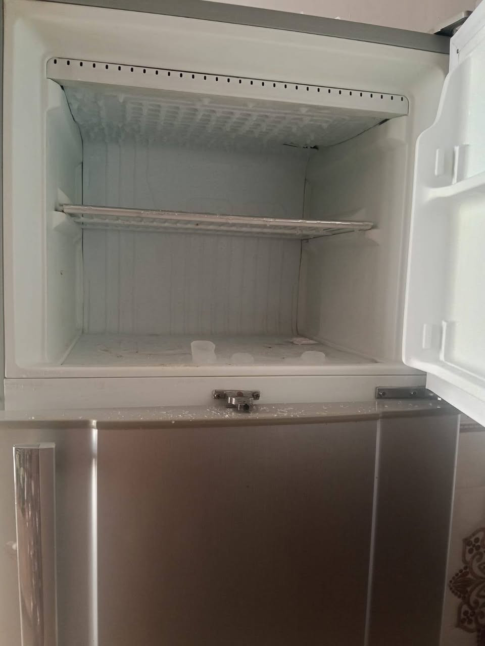 ثلاجه استخدام قليل  للبيع.   للبيع
ويوجد كنتور 6 ابواب للبيع
مع چرباية + مكتبه  نفرين جديده  للبيع
للتواصل خاص او ***********
