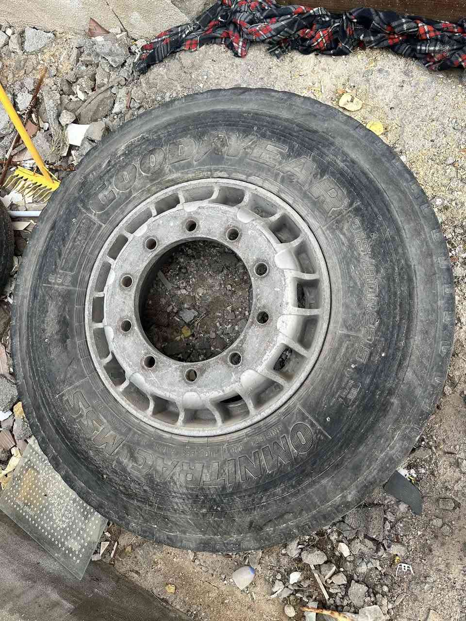 سلام عليكم تاير تريلا مال هوه ورنكه سعر مناسب رقم ***********
