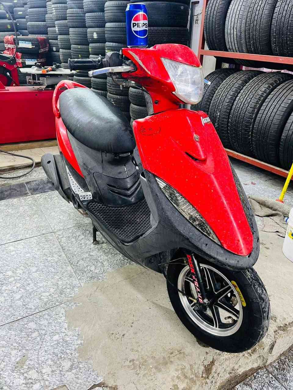 ماكس للبيع دراجة بلادية كفرات بلادية كلها عليها ويالة نجمة اصلية وعلية تايرات جلاتين بعدهن جدد وعليها صالنصة صجمية دراجة نقصها فقط دبل امامي واكف والباقي كلة نضيف قفل ستيرن بيها السعر 950وبيها مجال حك الجية والدراجة تسوة بس مستعجل على البيعة مكاني بغداد الدورة شارع الطعمة رقمي 
***********
