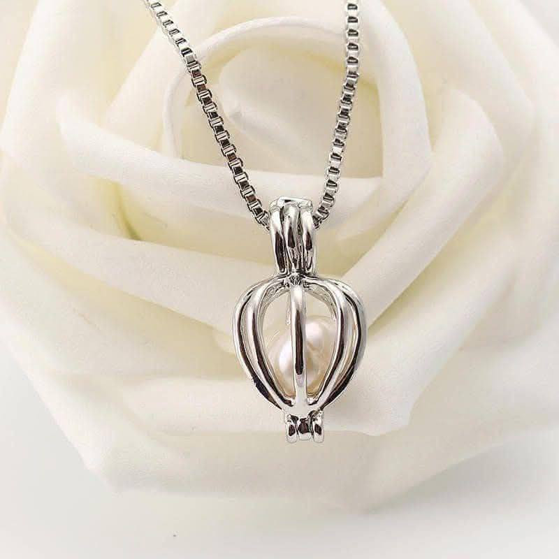 #قلادة اللؤلؤة محار طبيعي وليس صناعي 🦪🌟
قلادة اللؤلؤة الطبيعية أهدي من تحب هدية مختلفة من الطبيعة 100% ✔️🦪

حاير بختارك لهدية ؟ وتريد شي غريب ؟ 
لتحير وية قلادة اللؤلؤة 🦪😍

الحلو البيها انو أنت تستخرج اللؤلؤة بيدك فكرة تجنن 😍

عبارة عن علبة بدخلها محارة بداخل المحارة لؤلؤة 🐚🦪🦪
بعد مطلعون اللؤلؤة من المحارة
تخلوها بداخل القلادة 🐚🤍

بكج متكون من محارة حقيقة مستخرجة من البحار بداخلهة لؤلؤة + قلادة 🦪🤩🐚

هدية روعة تهديها🦪 لمن تحب 🤭😍♥️


**إذا كنت صاحب هذا الإعلان وتريد حذفه لأي سبب، رجاءا أرسل رسالة إلى الدعم الفني**