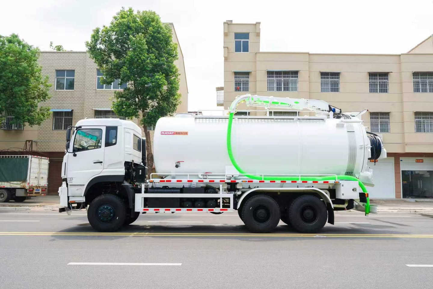 Ruiyat Dongfeng 18m³ Sewage Suction & Cleaning Truck

Chassis Configuration

Wheelbase: 4350+1350mm; Shaanxi Gear 12JSD180A transmission; 11.00R20 tires; Dongfeng Cummins L340 33 engine; Hangzhou power take-off; Rear axle gear ratio: 5.92; Equipped with ABS; Dongfeng Tianlong half-cab.

Superstructure Configuration

Total tank volume: 18 cubic meters (13m³ sewage tank + 5m³ clean water tank).
High-pressure pump: Working pressure 18 MPa, flow rate 330 L/min, fitted with 100m high-pressure hose.
Equipped with 204 water circulation pump.
Rear-mounted manual drain outlets: DN220 and DN100.
Drain pipes installed on both sides of water tank; Guardrail fitted on tank top.
10-meter remote-controlled hydraulic boom base; Access platforms with openable doors at lower sides of tank, equipped with 4 manual locking devices.
Larger rear hose reel.
Tank body adopts powder coating and baking finish, with secondary assembly process. #18m³ Sewage Suction Truck
#Sewage Suction Truck
#Combined Cleaning & Suction Truck
#Fecal Suction Truck
#Factory Supply
#Customized Vehicle


**إذا كنت صاحب هذا الإعلان وتريد حذفه لأي سبب، رجاءا أرسل رسالة إلى الدعم الفني**