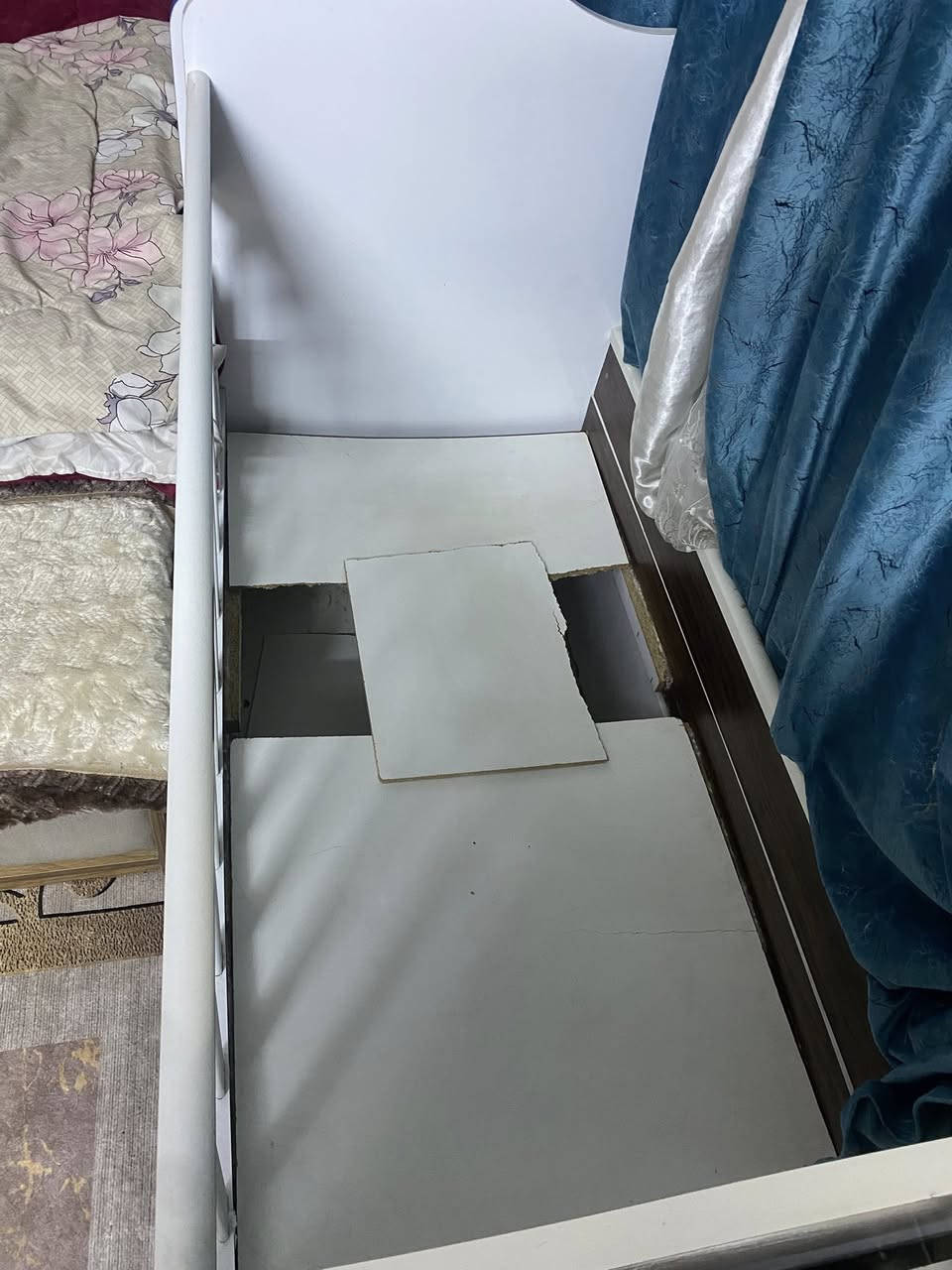 السلام عليكم جرابي 2 للبيع  بدون دواشك ثنينهن رايدهن ب ٦٠ الف جرابي موضحات بصورة مكان العامرية ***********
