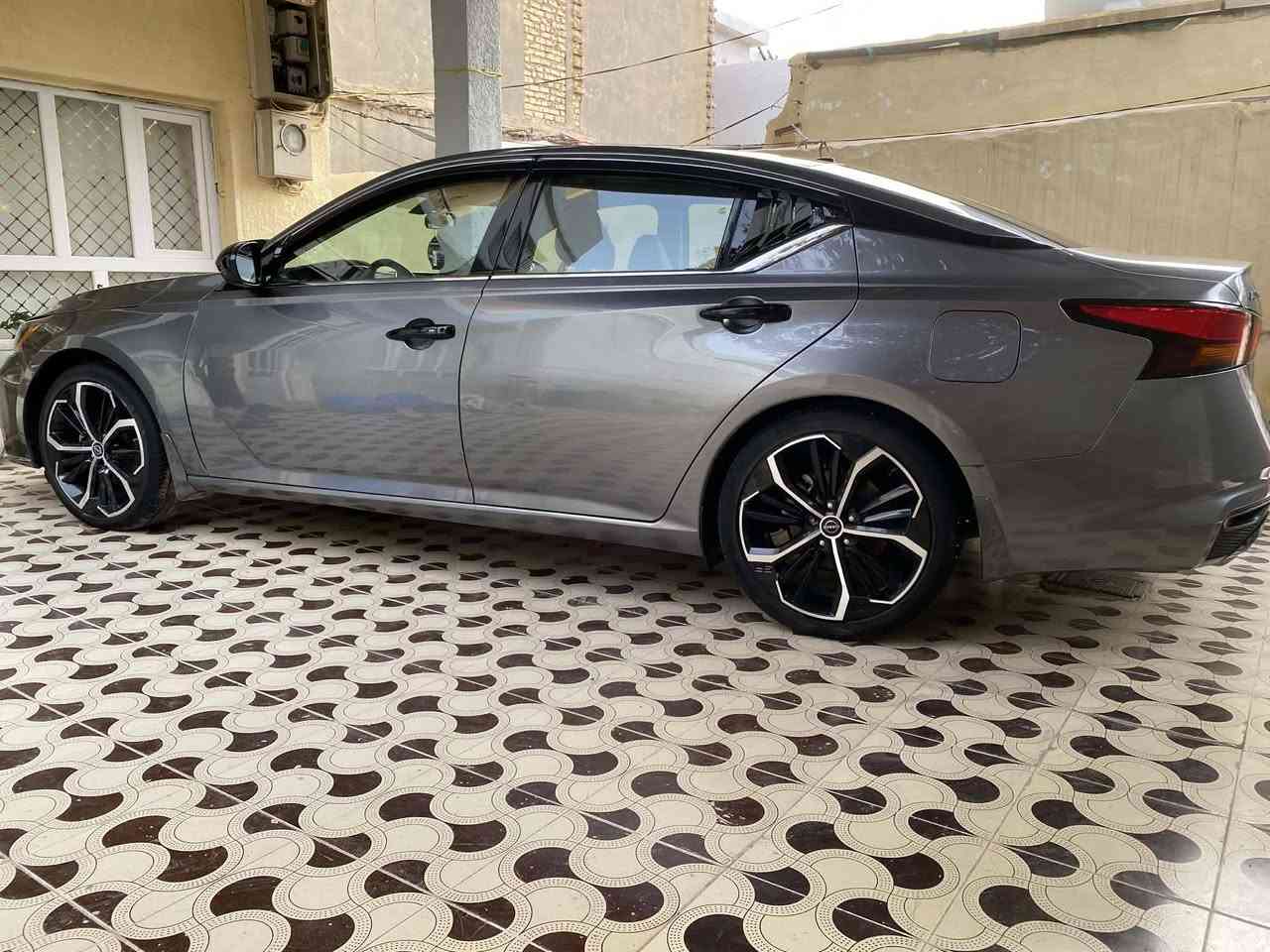 للبيع نيسان التيما موديل 2023SR 
(السعر130) وبيها مجال سياره بيها كلير من امريكا 5قطع للاستفسار ***********
سعةالمحرك: 2.5 لتر (٤ سلندر)القوة: 188 حصان عزم الدوران: 244 نيوتن متر ناقل الحركة: أوتوماتيكي مستمر التعشيق Xtronic CVTاستهلاك الوقود: تقريبًا 16.6 إلى 16.8 كم/لتر  طابع رياضي عجلات رياضية (
) قياس 19  مصابيح أمامية وخلفية من نوع LED 
:مقاعد رياضية مكسوة بالجلد الصناعي (أو قماش عالي الجودة) مع دعم جانبي إضافي مقعد السائق  الأمامي قابل للتعديل كهربائياً شاشة لمس مركزية كبيرة   نظامي Apple CarPlay (لاسلكي) و Android Auto (سلكي/لاسلكي)عجلة قيادة مغلفة بالجلد متعددة الوظائف مع مبدلات سرعة (Paddle Shifters)نظام صوتي عالي الجودة )شاحن لاسلكيا لسلامة :نظام التحذير من النقطة العمياء نظام التنبيه ومساعدة البقاء في المسار كاميرا خلفية ومثبت السرعة التكيف الذكي (رادار)فرامل الطوارئ التلقائية مع خاصية استشعار المشاة
