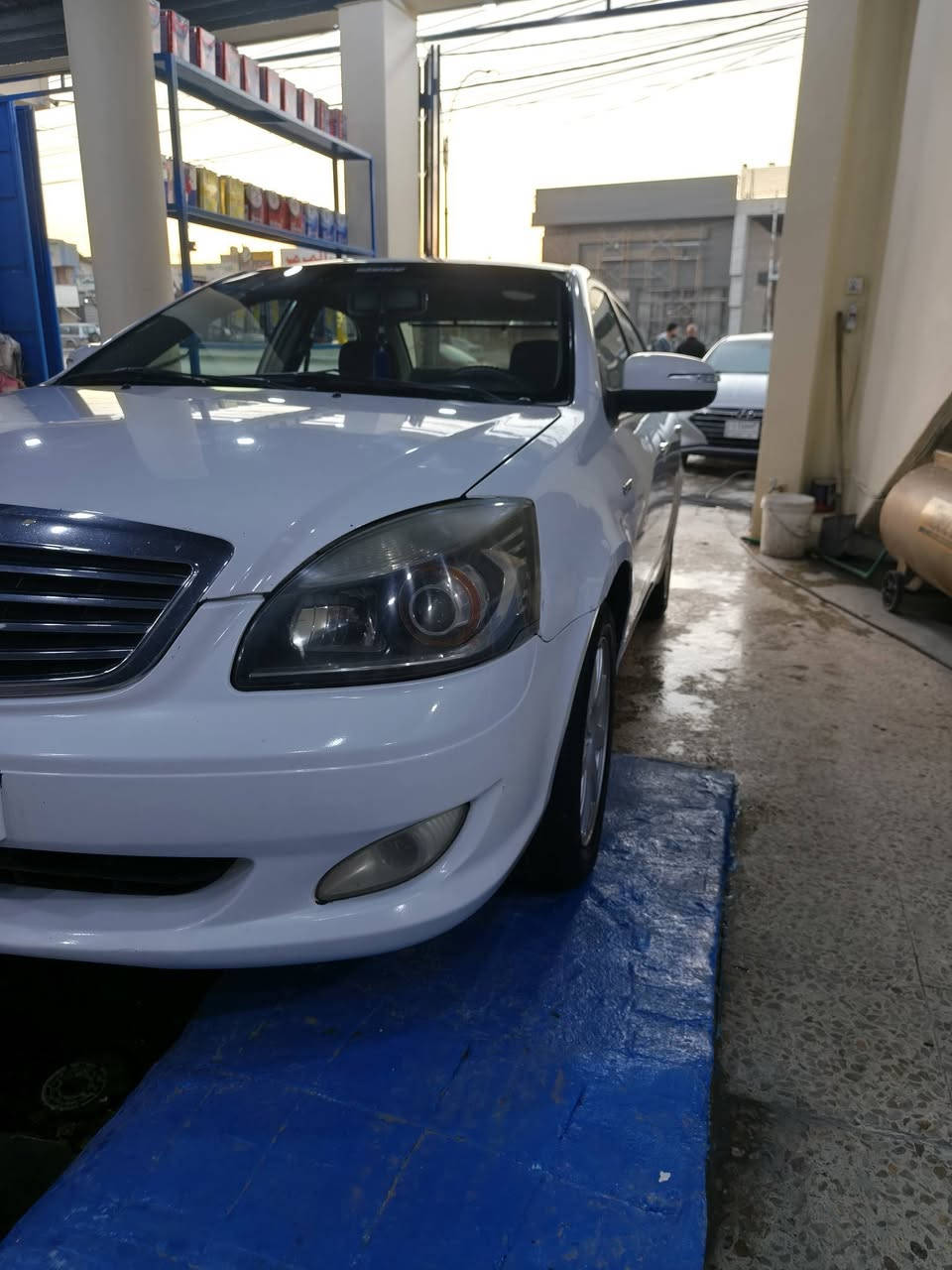 السلام عليكم جيلي موبل موديل ( 2013) رقم انكليزي بغداد  محرك كير اوتو بلادي السيارة لا صبغ ولا تبديل بس بيها قطعه زغيرة بالباب الخلفي من الجهه الايمن بارد موضحه بالصوره   السيارة خير من الله حدادية حلوه تبريد بس عوزه غاز السيارة مال جناي السنوية ساقطه مكفل بكل الامور تحويل ثاني يوم السعر (65) مكان السيارة بابل  مامتواجد ع فيس رقم الهاتف (***********)
