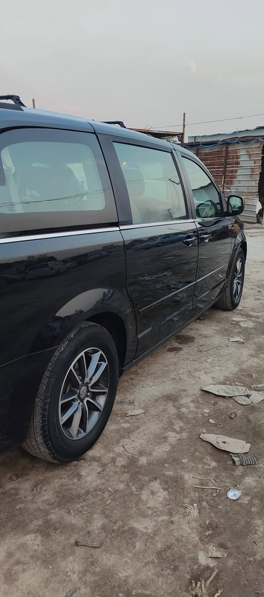 السلام عليكم 
دوج كرفان 2017sxt 
الحادث جاملغ وبنيد بدون دواخل 
ايرباك راجع بلادي 
......... 
ابواب كهرباء 
جنطه كهرباء 
تبريد 3 قطع 
كراسي جلد 
كراسي منفصل سياحي 
تشغيل عن بعد 
داخل اسود
فرس ارضي كبير
فرس سقف مع شاشه 
شاشه دشبول مع كاميرا 
السيارة عليها سيرفس كامل شرط ولا كلوب بالدشبول 
نظيفه جدا جدا داخل وخارج وما عايزة اي شي 
تخم تاير ياباني 
العنوان بغداد الدولعي 
السعر 164
الاتصال 
***********
***********
