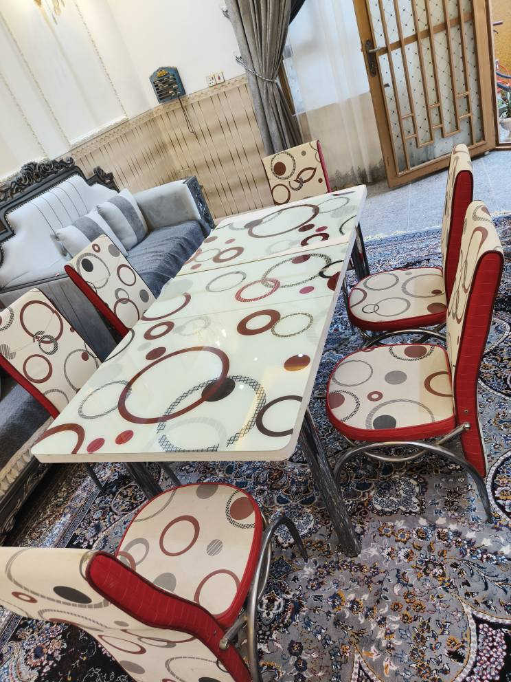 ميز طعام مع 6 كراسي الاصلي نضيف جدا فقط وحده من الجامات انطخت بالباب سعره 150 ألف المكان كربلاء الاستفسار *********** كربلاء, العراق
