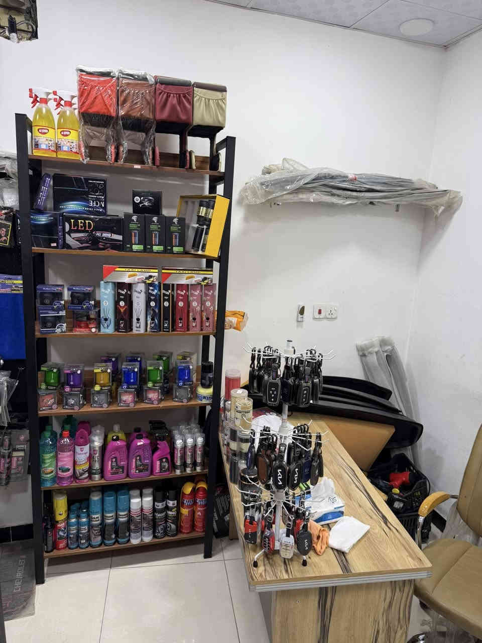 السلام عليكم
محل كماليات سيارات للبيع كامل لوحة اعلانية واعلام وبضاعة وديكور وادوات عمل وجهاز بخار ثلاجة كامل اي نقص مابيه للبيع لغرض السفر وياه بيج انستكرام وتيك توك مروج عليه وصاعد الحساب والمحل خير من الله شغال الشراي يجي ويشوف السعر 7 ملاين ونص وبيه مجال بسيط للشراي
العنوان حي القاهرة شارع حسينية ال رسول 
للتواصل ***********
