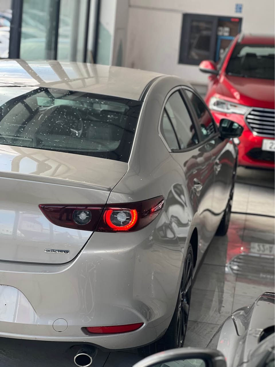 Mazda3 
مۆدیل/٢٠٢٥ 
دووپارجەی بۆیاخە جاملخ دەرگای سایەق 
بێ داخلیە 
بەسمەیە 
سپۆرتە
یکۆیە
ماوسە
خەتی جادەیە 
سەیارەکە زۆر جوانو بێ کێشەیە
سحری/١٤٩  مەجالێکی کەم 
رەقەم تەلەفۆن  واتسئەپ 
*********** أربيل, العراق
