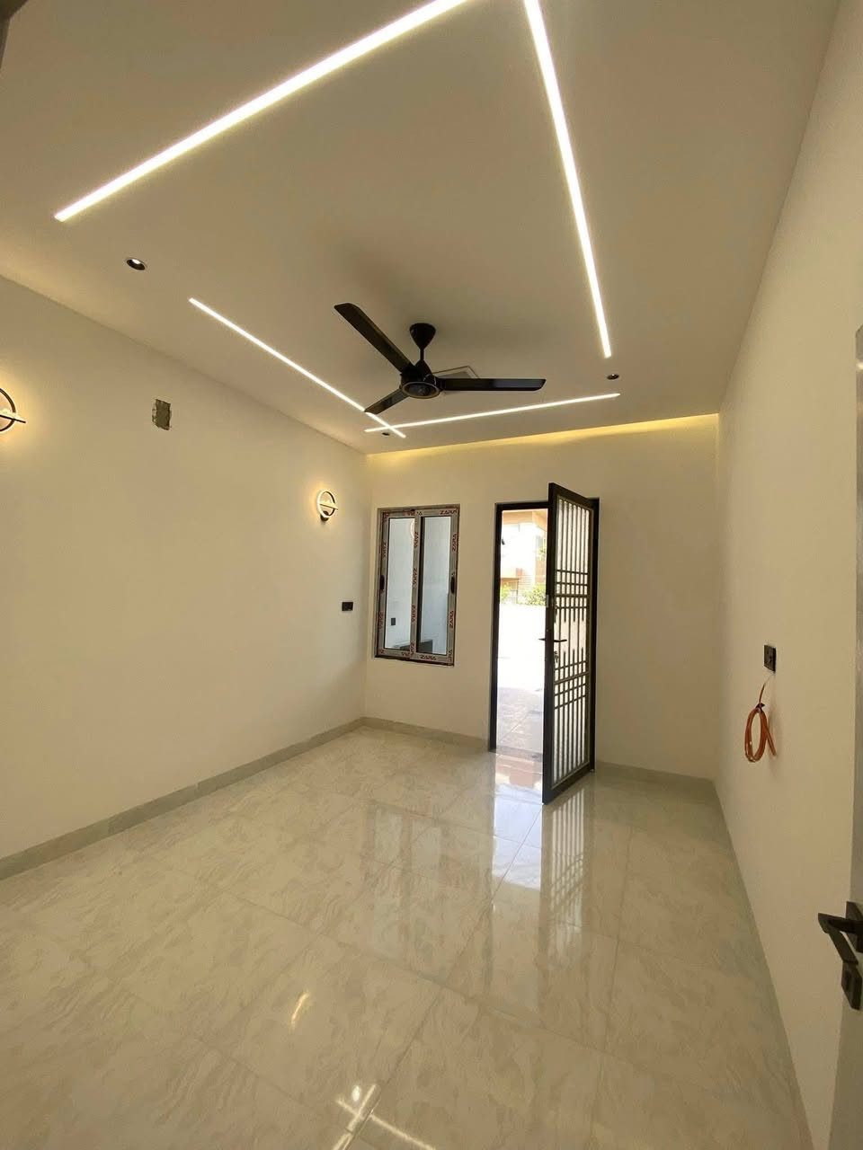 السلام عليكم 
داران توأم 
تم بيع احد الدور والباقي دار واحد
حي السكر قرب جامع الرحمه
 موقع مميز جدا قرب الجامع
 والسوق  والمدارس  
فرع صبه 
مساحة كل دار 100 م 
(5 * 20 ) 
طابقين 
4 غرف نوم  ومطبخ وهول واستقبال وصحيات بالطابقين مع صحيات خارجيه 
تصميم هندسي مميز وراقي 
نظام دكتات وسبالت  وسستم كاميرات 
للاستفسار مراجعة مكتب المدينه قرب جامع الرحمه 
***********
***********
