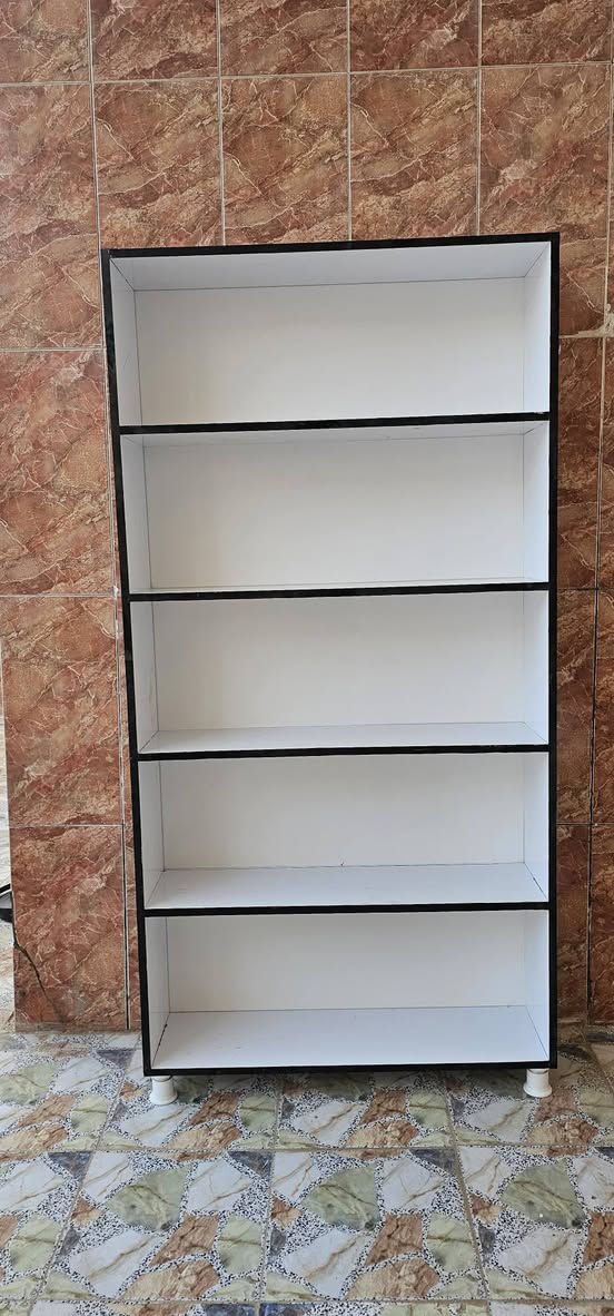 فاترينه شغل درجه اولاه سعر الفاترينه 60 شرط كل رف يتحمل وزن 40 شغل مو سوكي نوع الخشب ارقه شي بل سوك اخر 4 عندي *********** مكاني نجف شارع المطار  توصيل فقط نجف الرتفاع 200 العرض 90 نزال 25
