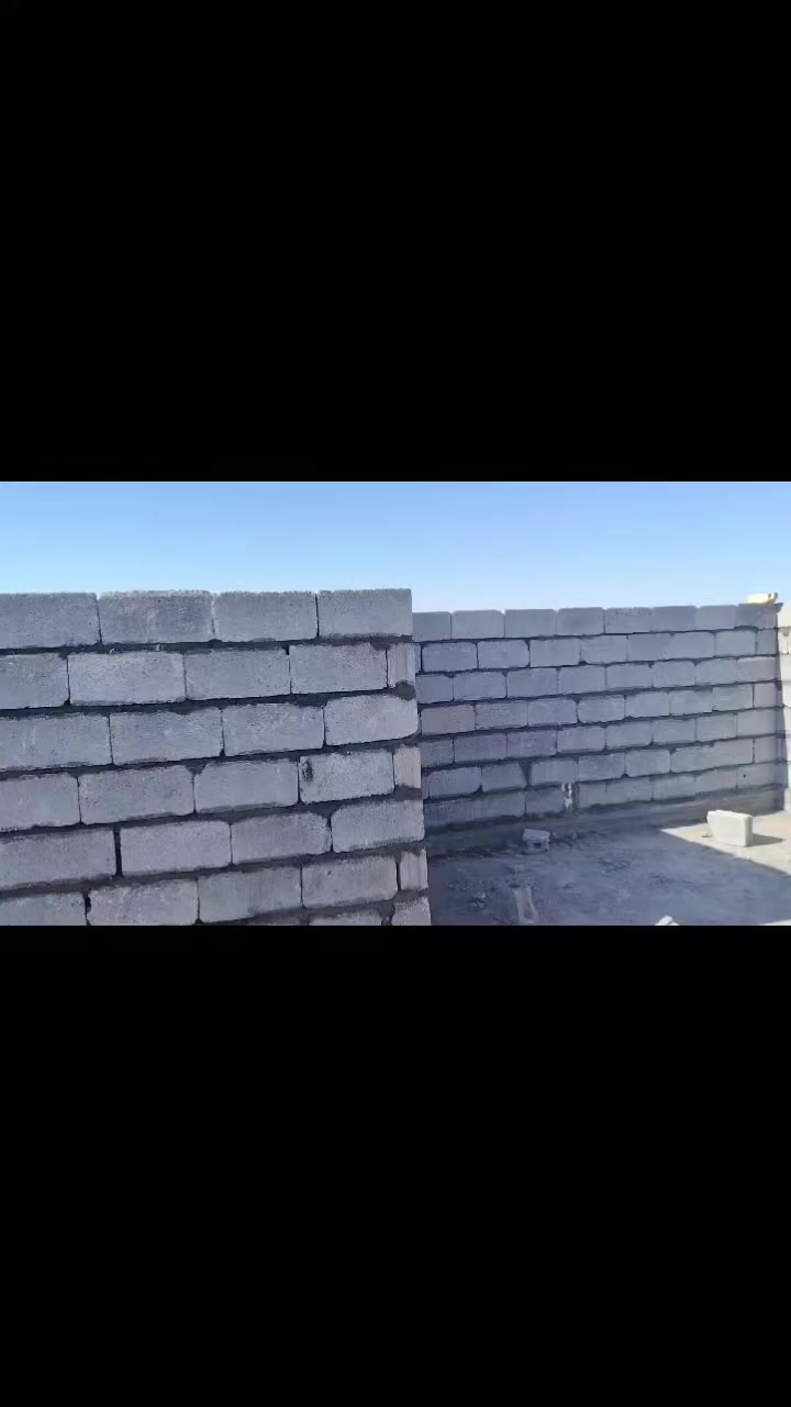 سلام عليكم خلفات بناء طابوك بلوك فرمسون متفرغ حاليا شغل درجة أولى ***********
