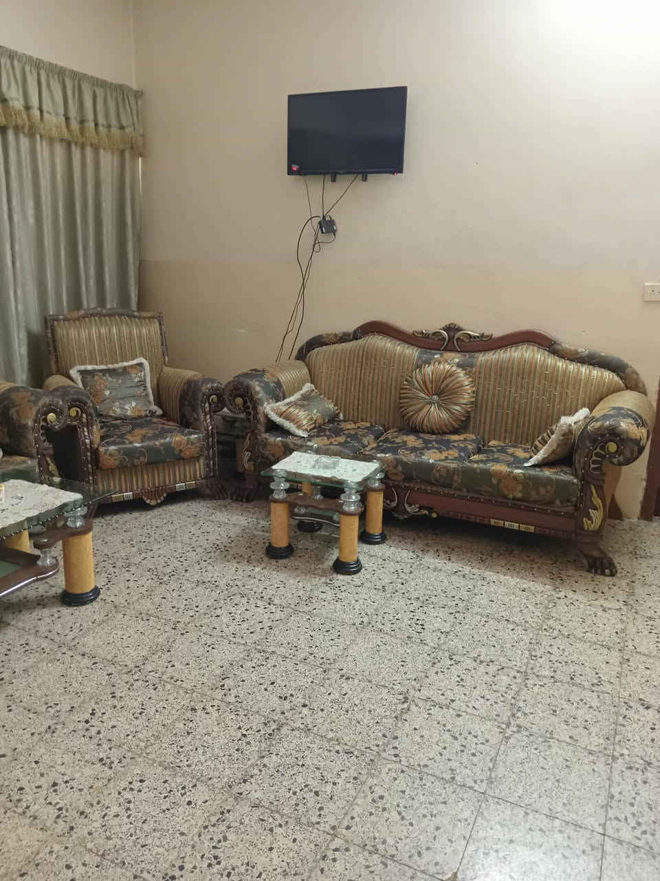 قنفات تركي نظاف مابيهم  اي عيب
طخم ملكي اثنين اكبار واربعة اصغار
اريد ٣٧٥ الف
@إشارة #للبيع


**إذا كنت صاحب هذا الإعلان وتريد حذفه لأي سبب، رجاءا أرسل رسالة إلى الدعم الفني**