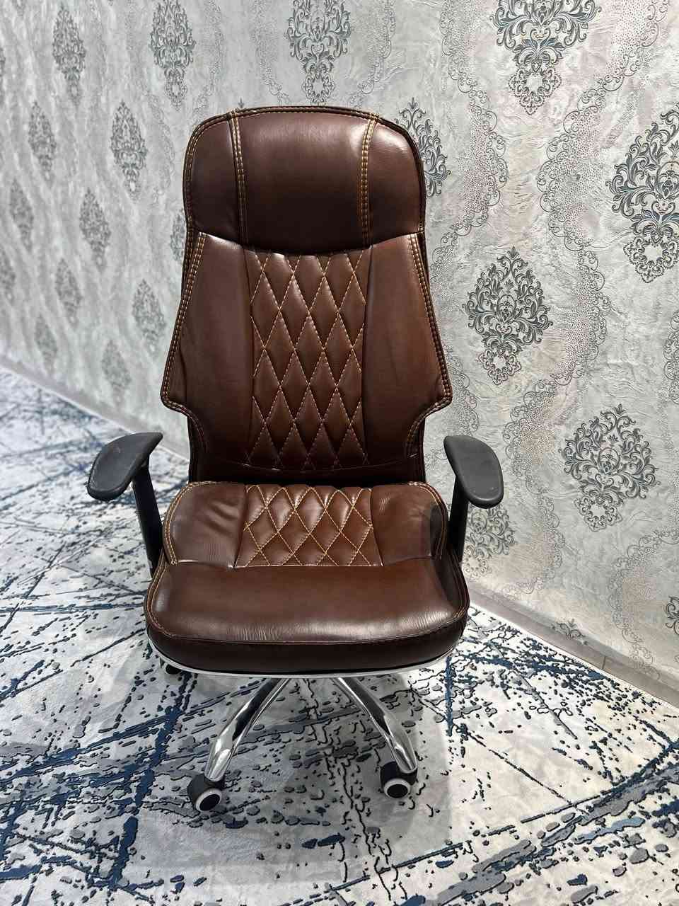 كرسي مكتبي جلد فاخر نضافة نسبة 98‎%‎ فقط شخوط على احد الاذرع ، متحرك قلاب
السعر 70 الف وبي مجال حك الجية

مكاني كربلاء 

***********
