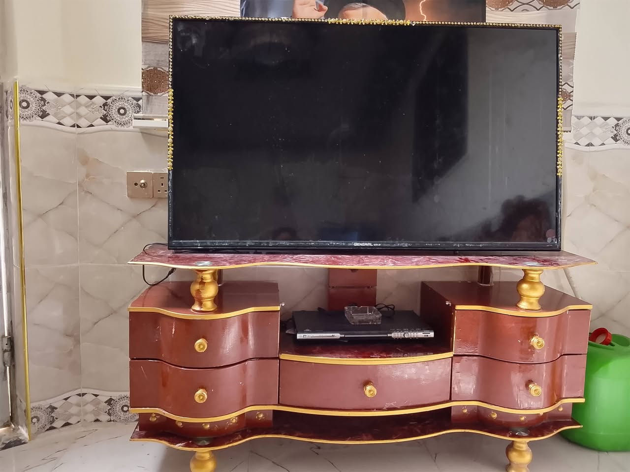 السلام عليكم 
ميز بلازما نظيف الاصلي بسعر 100وبيه مجال مع شاشه حجم 55 كانت تشتغل وحاليا عاطله بسعر مناسب قيم وأخذ للاستفسار ***********

