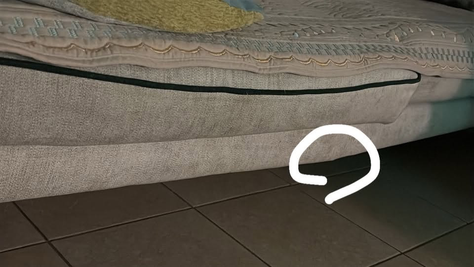 تخم قنفات مستخدم نظيف للبيع ٨ مقاعد من انتاج شركة البرونز بي ضرر بسيط موضح بالصورة فطر بسيط في الخشبة الداخلية غير موثر على الاستخدام 
السعر ٢٢٠ الف بي مجال للمشتري ‼️‼️
الاستفسار على الواتساب 
***********
