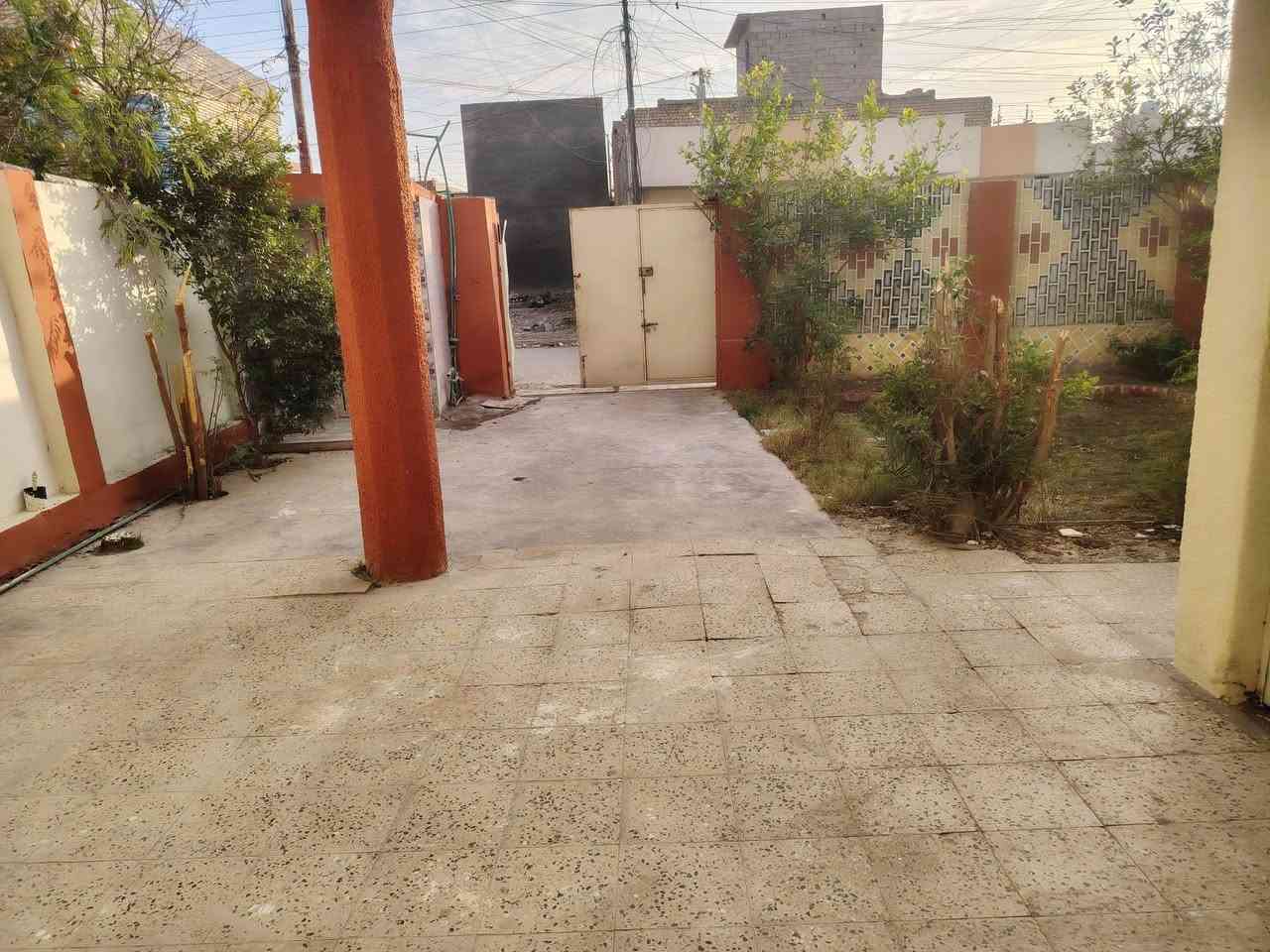 يالله سلام عليكم دار للبيع بغداد المدائن منطقه بانوراما شارع المدارس طابو ملك صرف سكني مساحه ٢٥٠ متر يتكون الدار من غرفتين نوم وصاله واستقبال ومطبخ وكراج سيارة حديقه صحيات داخلية خارجيه... والطابق الثاني غرفة نوم سويت حمام صحيات السعر ١٨٥وبي مجال للاستفسار الاتصال على الارقام *********** أو *********** وات ساب
