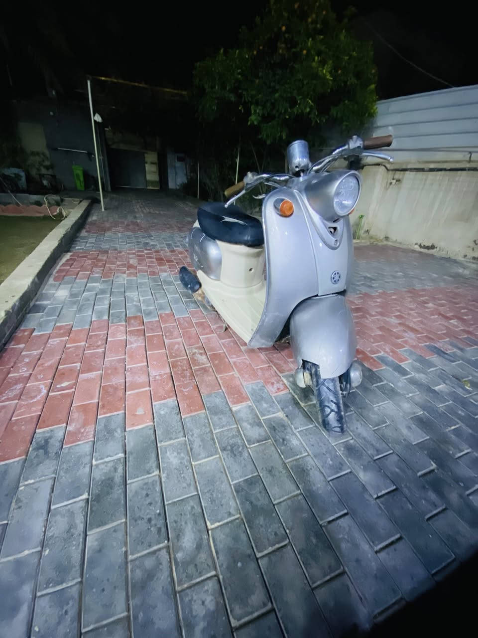 سلام عليكم .دراجه كلاسـك عبد الحليم كامله مكمله من الحمداني جديده حاويه صارله 8 اشهر طالعه جاهزه من كهربائيات محرك السعر 675 وبيها مجال مكان كربلاء شارع البارون ***********
