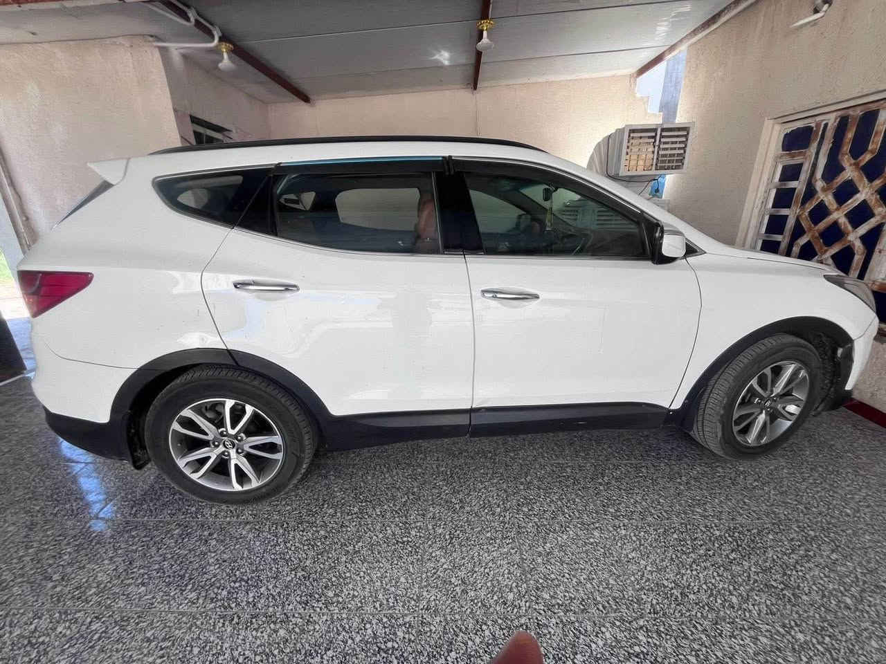 يالله. 
سنتافي 2013 خليجي 6 سلندر 
تحكم ستيرن جهتين
كاميرا خلفيه حساسات
مرايات كهربائية 
كير محرك مكفولات+ تخم تاير  
 تبديل جاملغ الامامي وصبغ 
السيارة خير من الله ما تصرف عليها ربع دينار 
السياره بصره بسمي (شرط تحويل)
السعر 165$ بيها مجال بسيط
البصره. الدير. منطقه سيدعلي النور
*********** القرنة, البصرة
