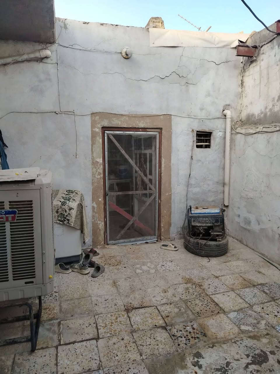 يا الله السلام عليكم بيت للبيع المساحه ١٠٠ متر البراكيه قريب على شارع علكم البيت يحتوي على غرفه صاله مطبخ استقبال صحيات داخلي وخارجي السعر 15 مليون سعر قطعه معه المجال الاستفسار على الرقم ***********
