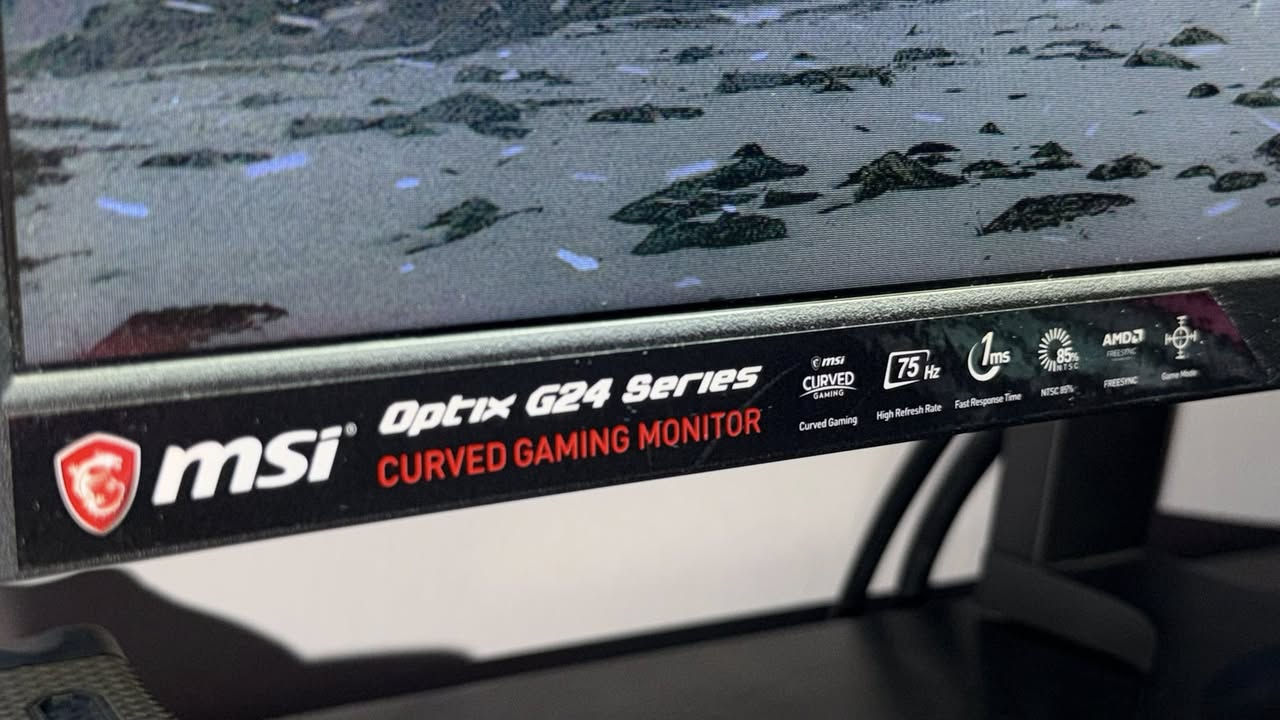 ⭕️السلام عليكم⭕️ 
شباب شاشة msi للبيع حجم 24 مقوسه 75 هرتز 
سرعة ال استجابة 1 ms 
مابيها اي خذش نظيفة جدا

سعرها 110 وبيها مجال 
مكاني بغداد زيونة 
رقم التلفون ***********
